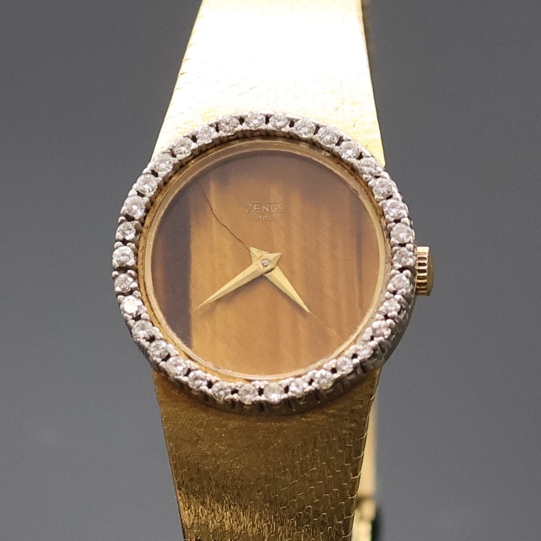 Detail a: VENUS Damenarmbanduhr in GG 750/000 mit Diamantlünette, Schweiz um 1965, Handaufzug, Goldband, Boden aufgedr., Tigeraugen- Zifferbl. geriss./besch., ...