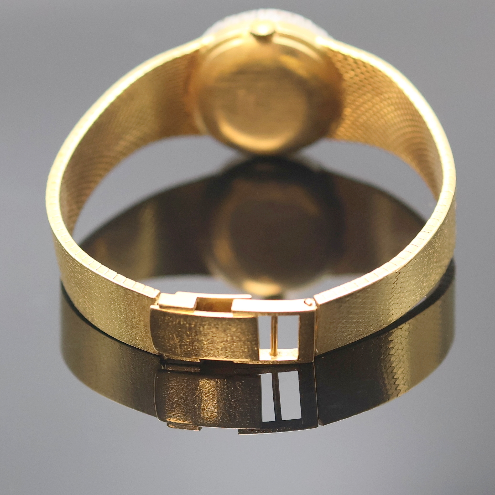 Detail b: VENUS Damenarmbanduhr in GG 750/000 mit Diamantlünette, Schweiz um 1965, Handaufzug, Goldband, Boden aufgedr., Tigeraugen- Zifferbl. geriss./besch., ...