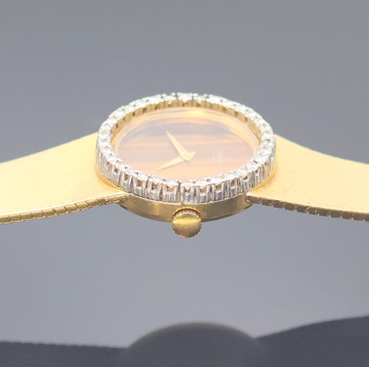 Detail c: VENUS Damenarmbanduhr in GG 750/000 mit Diamantlünette, Schweiz um 1965, Handaufzug, Goldband, Boden aufgedr., Tigeraugen- Zifferbl. geriss./besch., ...