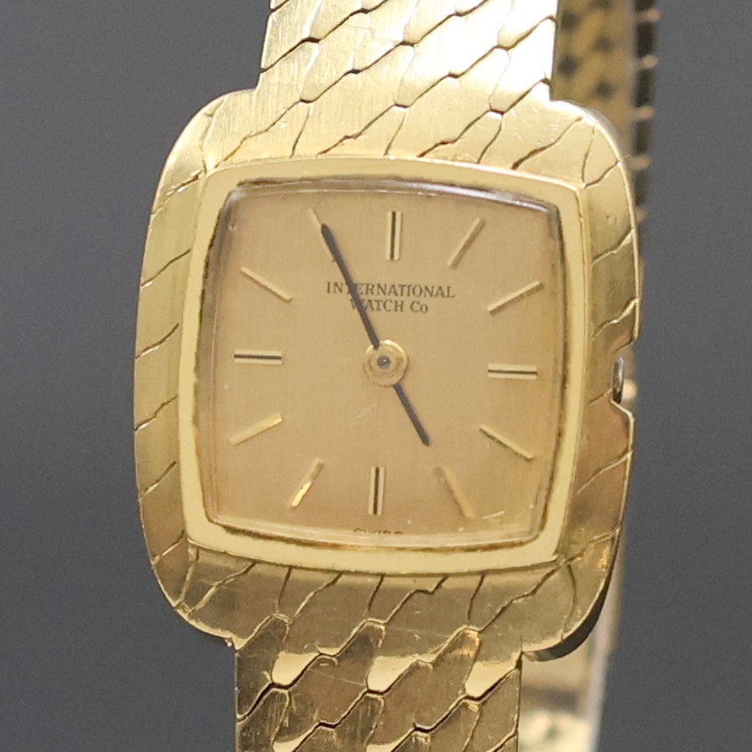 Detail a: IWC Damenarmbanduhr in GG 750/000, Schweiz um 1965, Handaufzug, orig. Goldband, Boden aufgedr., goldfarb. Zifferbl. m. aufges. Std.-Ind., geschw. ...