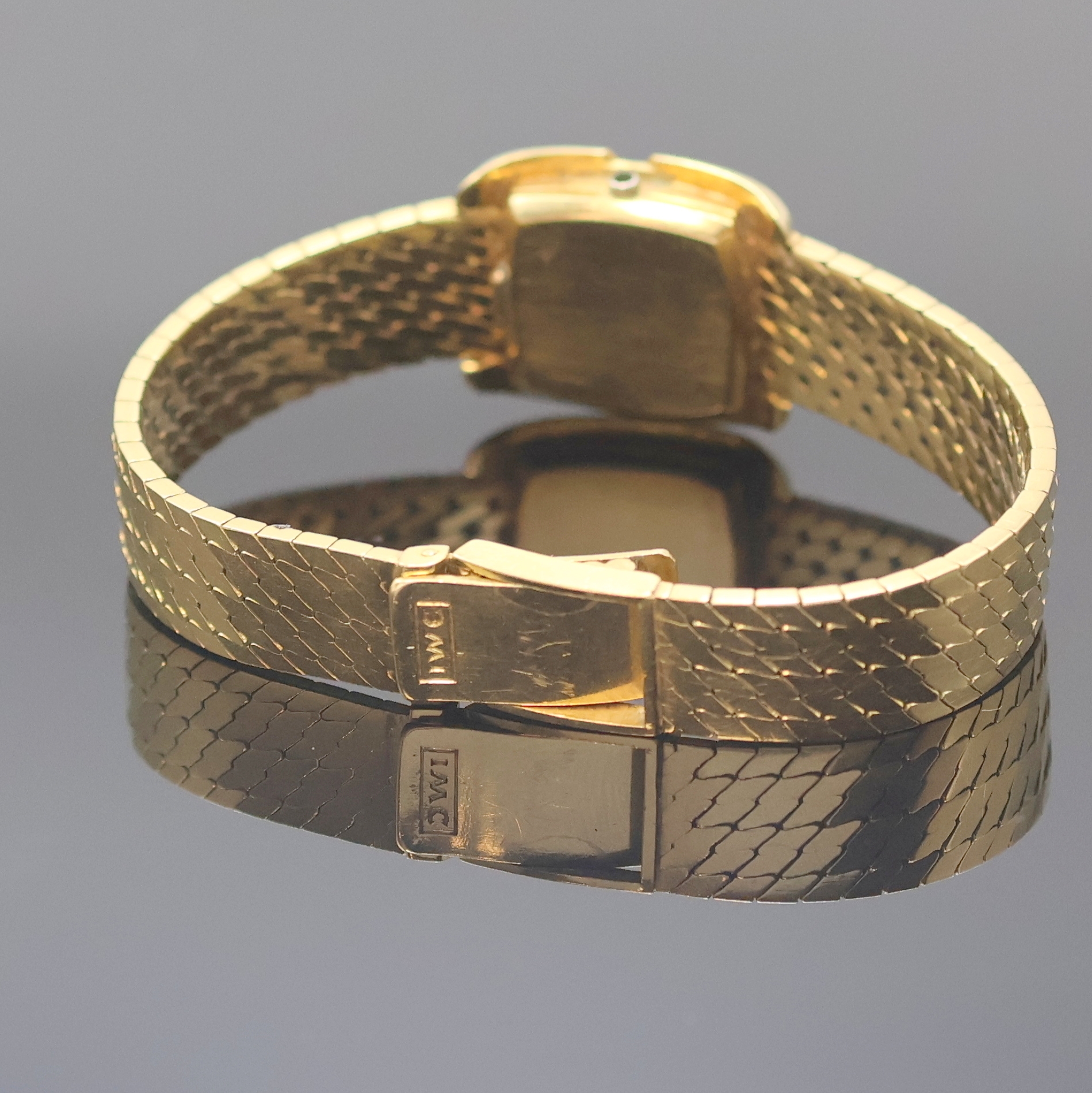Detail b: IWC Damenarmbanduhr in GG 750/000, Schweiz um 1965, Handaufzug, orig. Goldband, Boden aufgedr., goldfarb. Zifferbl. m. aufges. Std.-Ind., geschw. ...