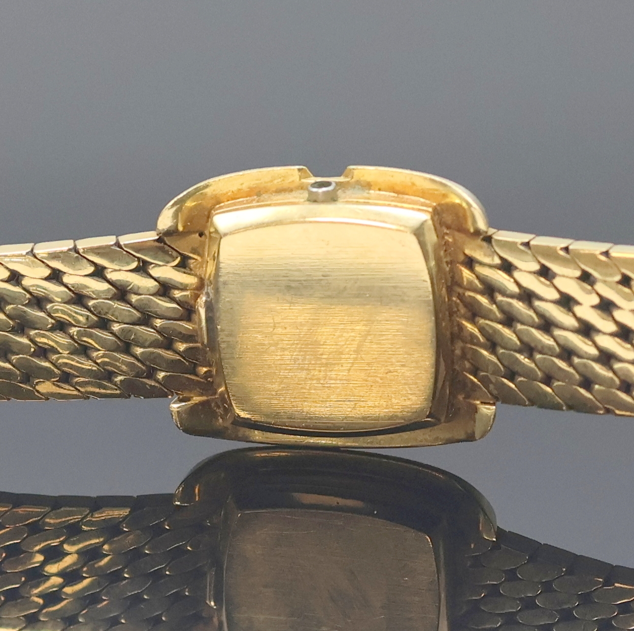 Detail c: IWC Damenarmbanduhr in GG 750/000, Schweiz um 1965, Handaufzug, orig. Goldband, Boden aufgedr., goldfarb. Zifferbl. m. aufges. Std.-Ind., geschw. ...
