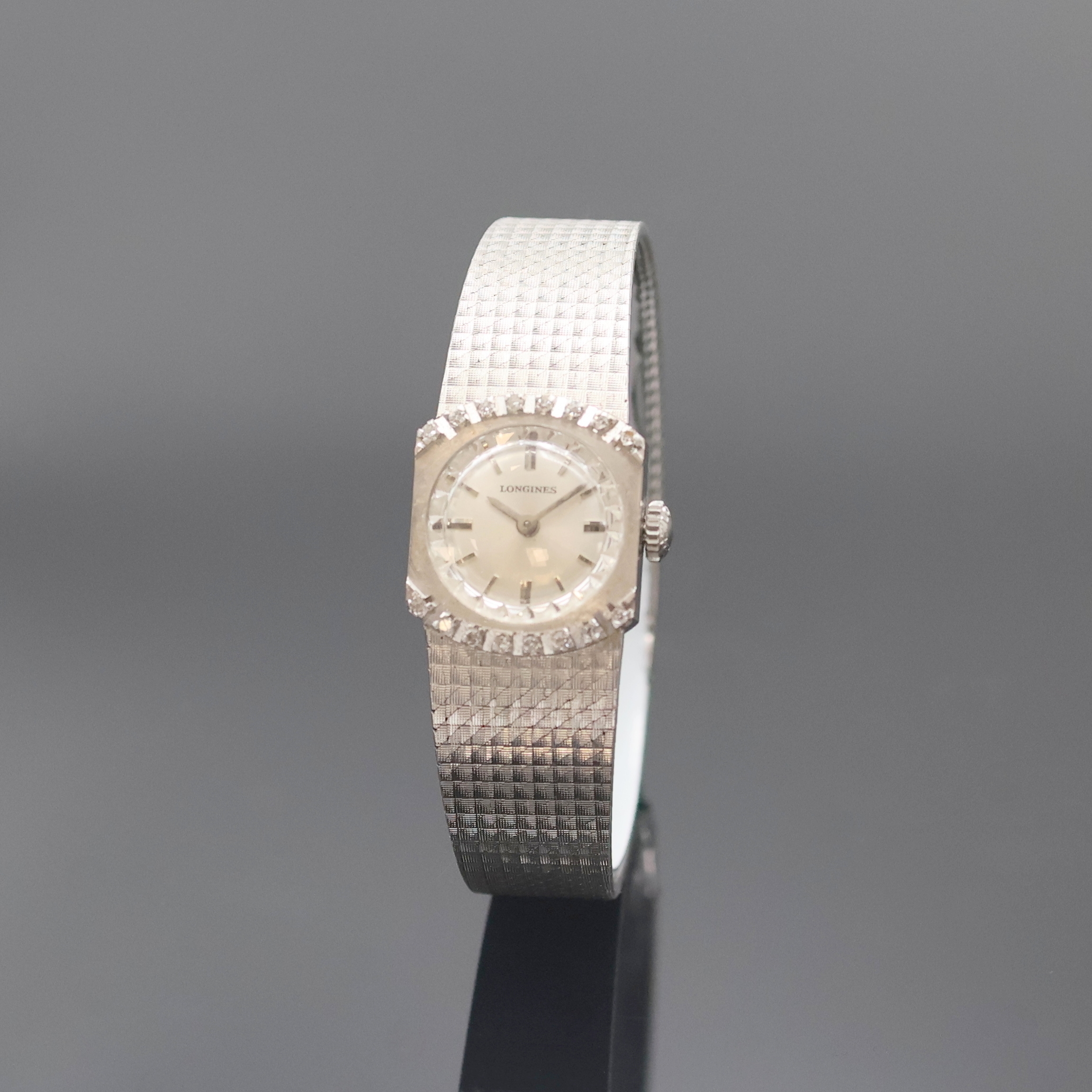 LONGINES Damenarmbanduhr in WG 750/000 mit Diamanten, Schweiz um 1972, Handaufzug, Boden aufgedr., Geh. teilw. m. Diamanten bes., silb. Zifferbl. m. ...