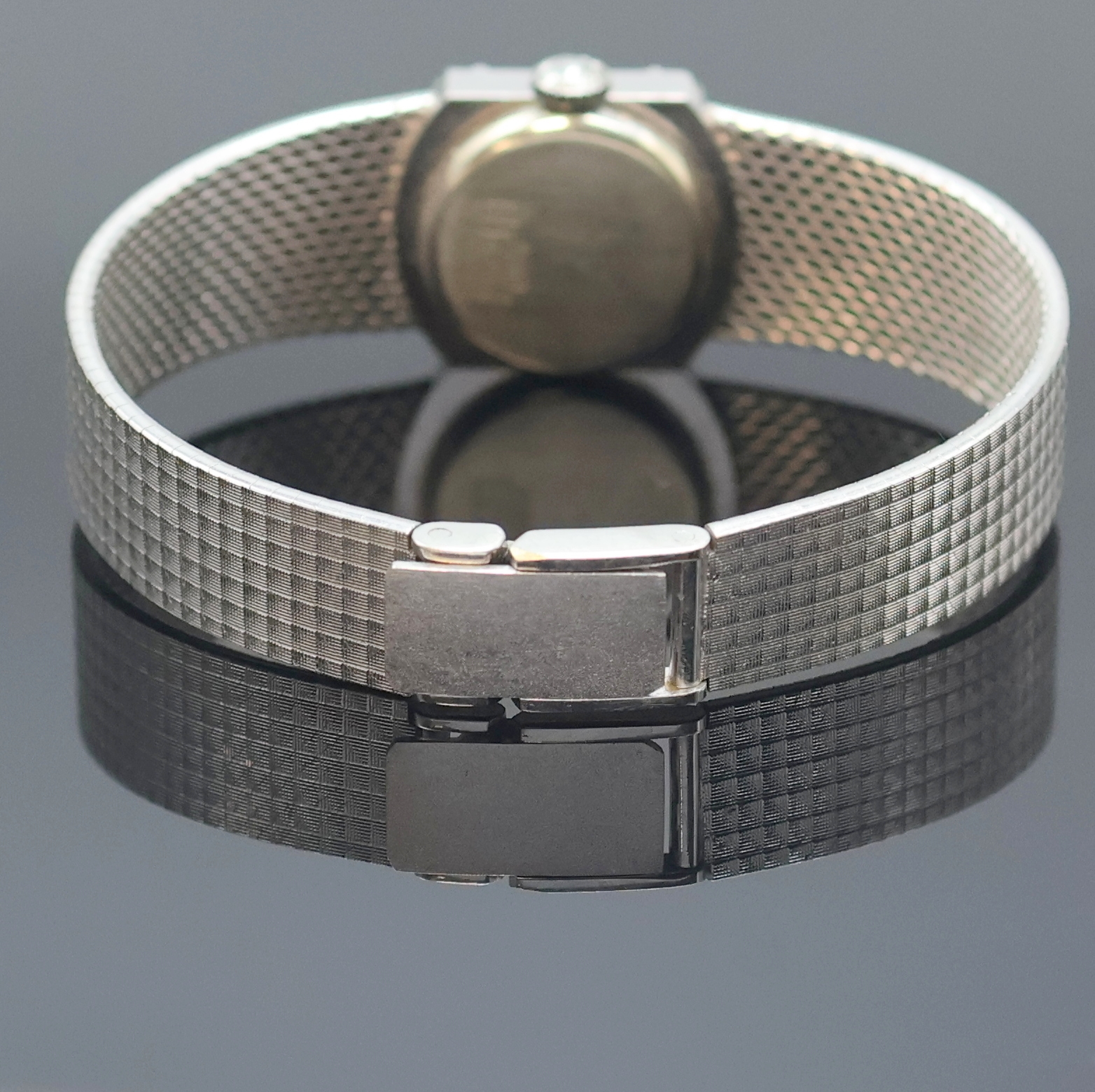Detail b: LONGINES Damenarmbanduhr in WG 750/000 mit Diamanten, Schweiz um 1972, Handaufzug, Boden aufgedr., Geh. teilw. m. Diamanten bes., silb. Zifferbl. m. ...