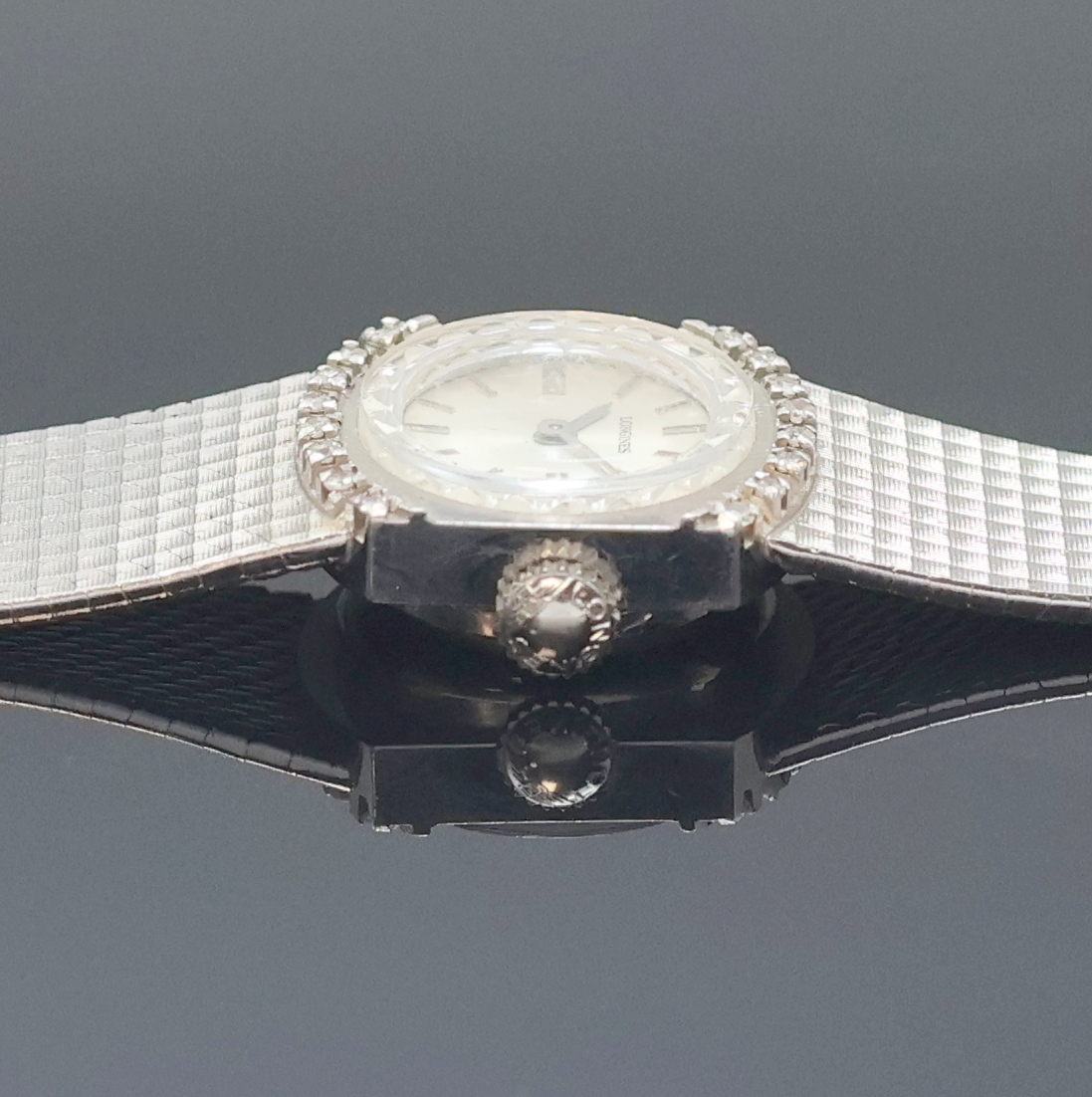 Detail c: LONGINES Damenarmbanduhr in WG 750/000 mit Diamanten, Schweiz um 1972, Handaufzug, Boden aufgedr., Geh. teilw. m. Diamanten bes., silb. Zifferbl. m. ...