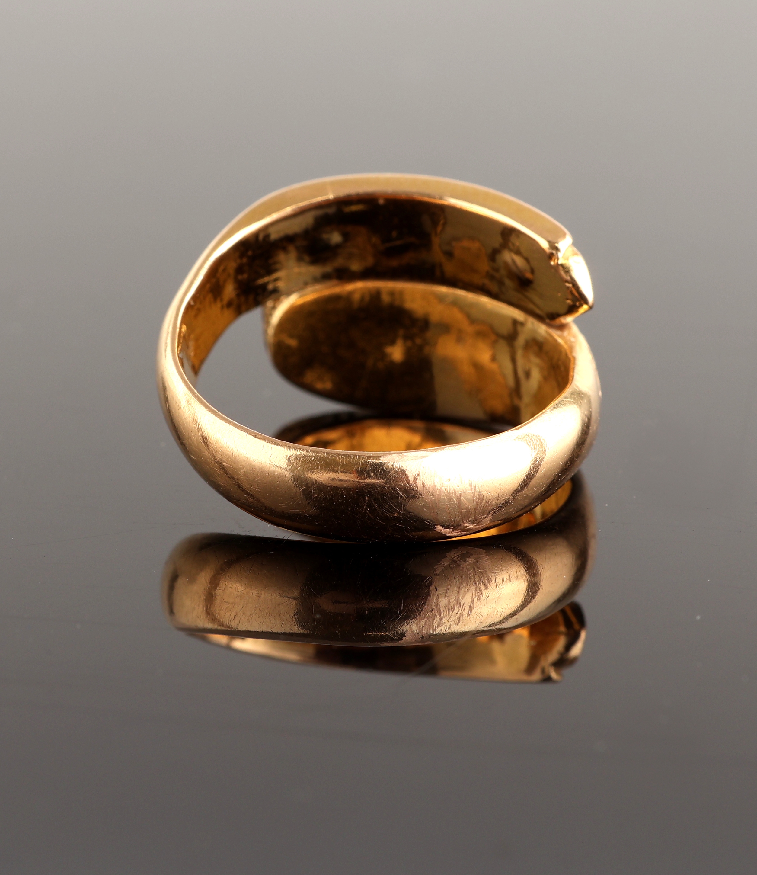 Detail d: 18 kt Gold Diamant-Schlangenring, um 1900, GG 750/000, 9 Altschliff-Diamanten zus. ca. 0.60 ct Weiß/p, verbödete Fassungen sek., graviert, ca. ...