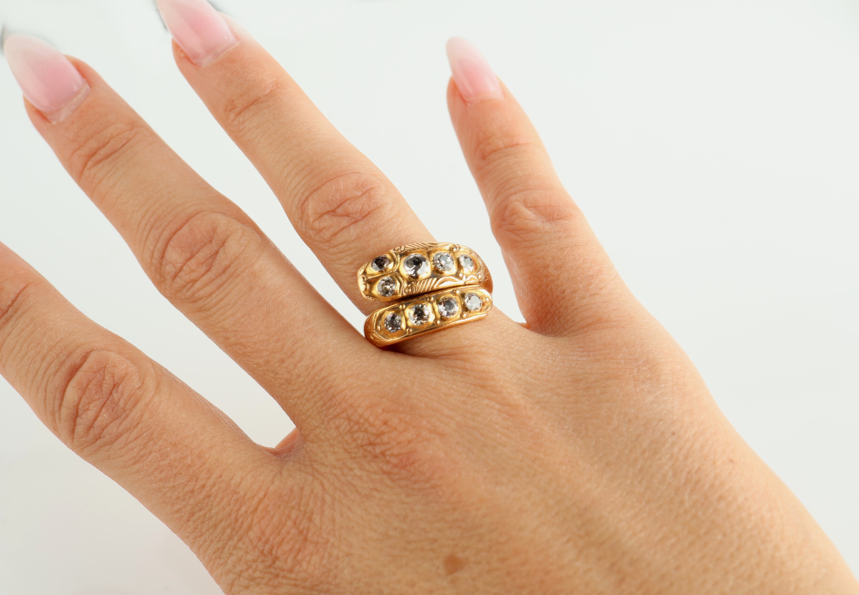 Detail e: 18 kt Gold Diamant-Schlangenring, um 1900, GG 750/000, 9 Altschliff-Diamanten zus. ca. 0.60 ct Weiß/p, verbödete Fassungen sek., graviert, ca. ...