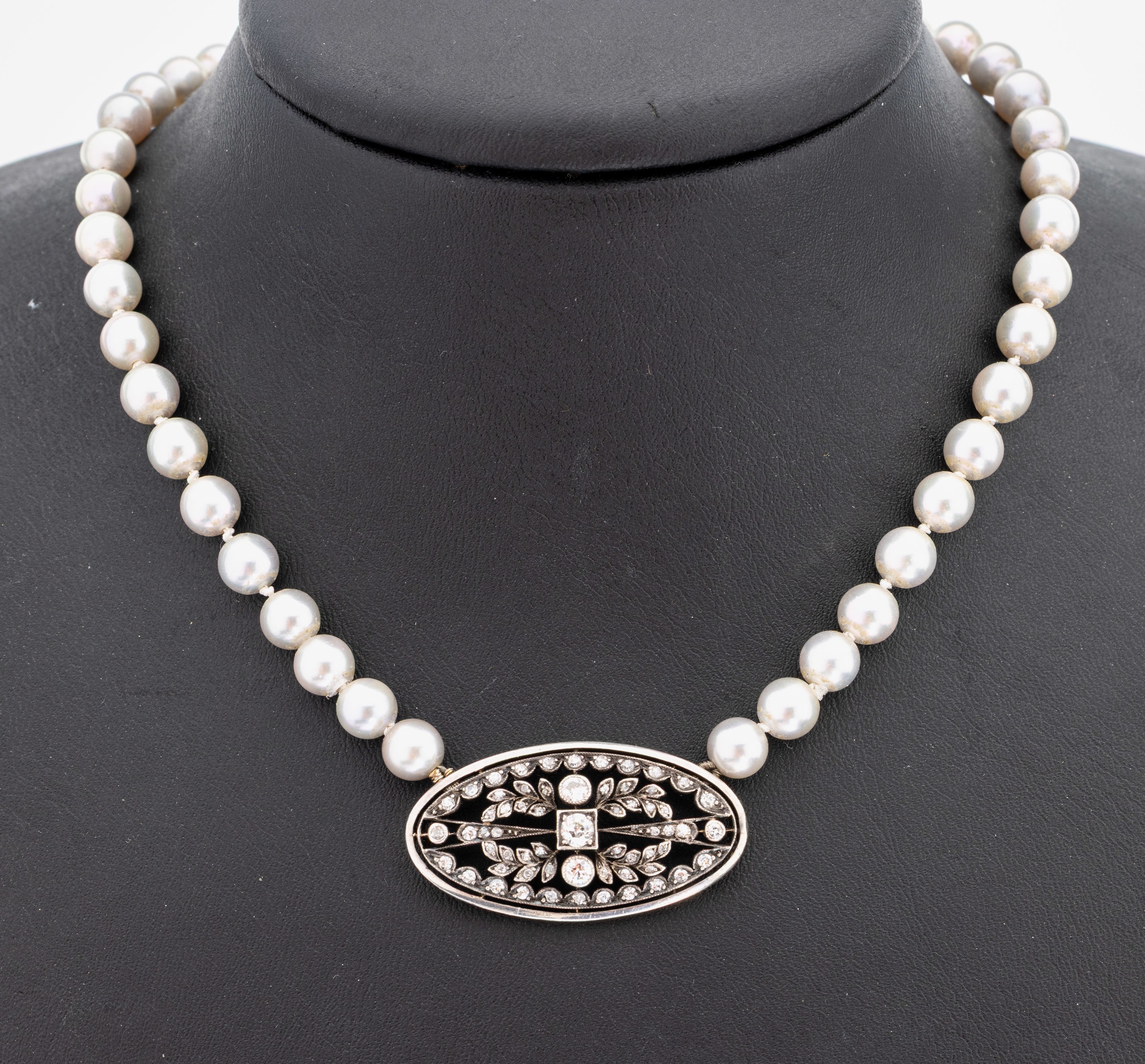 Zuchtperl-Collier mit 14 kt Gold Diamant- Mittelteil, GG 585/000 gepr., Mittelteil um 1900, ehemals Brosche, schauseitig Platin, durchbrochen mit ...