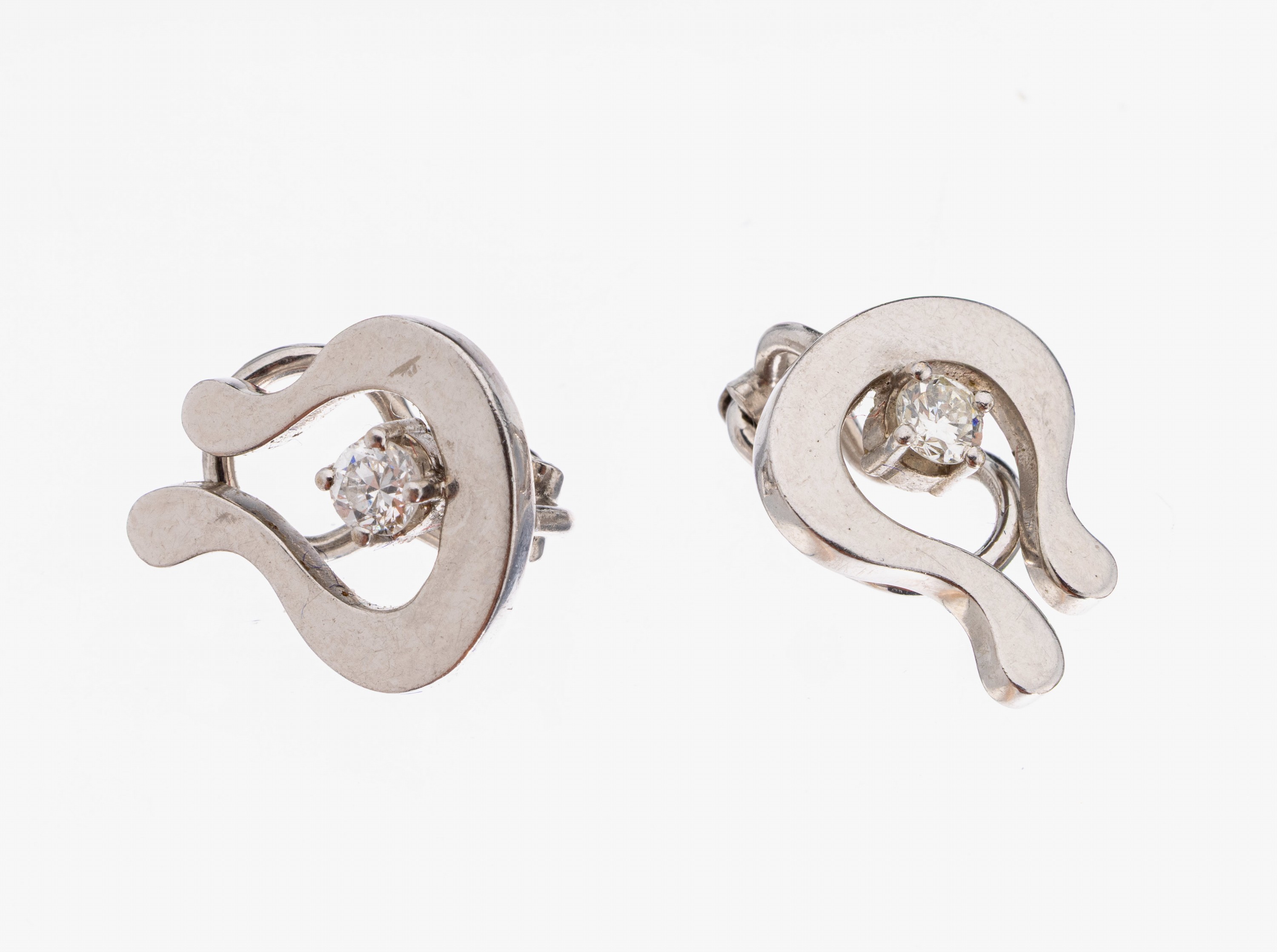 Paar 14 kt Gold Brillant-Ohrclips, WG 585/000, 2 Brillanten zus. ca. 0.30 ct Weiß/si, geschwungenes Design, ca. 5.9 g