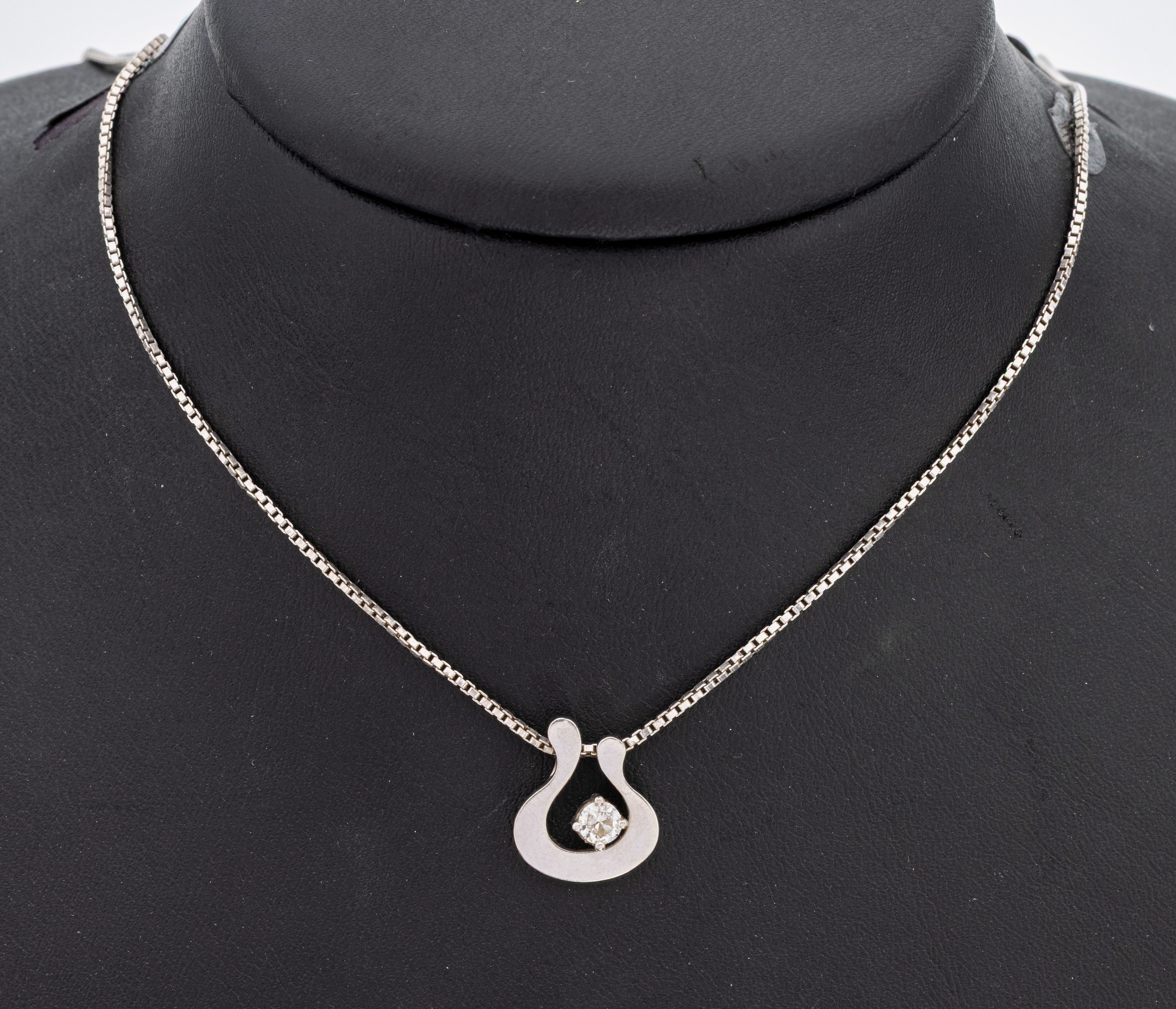14 kt Gold Brillant-Anhänger, WG 585/000, geschwungenes Design, Brillant ca. 0.20 ct Weiß/si, an Kette, L. ca. 42 cm, Federringschließe, ca. 6.5 g