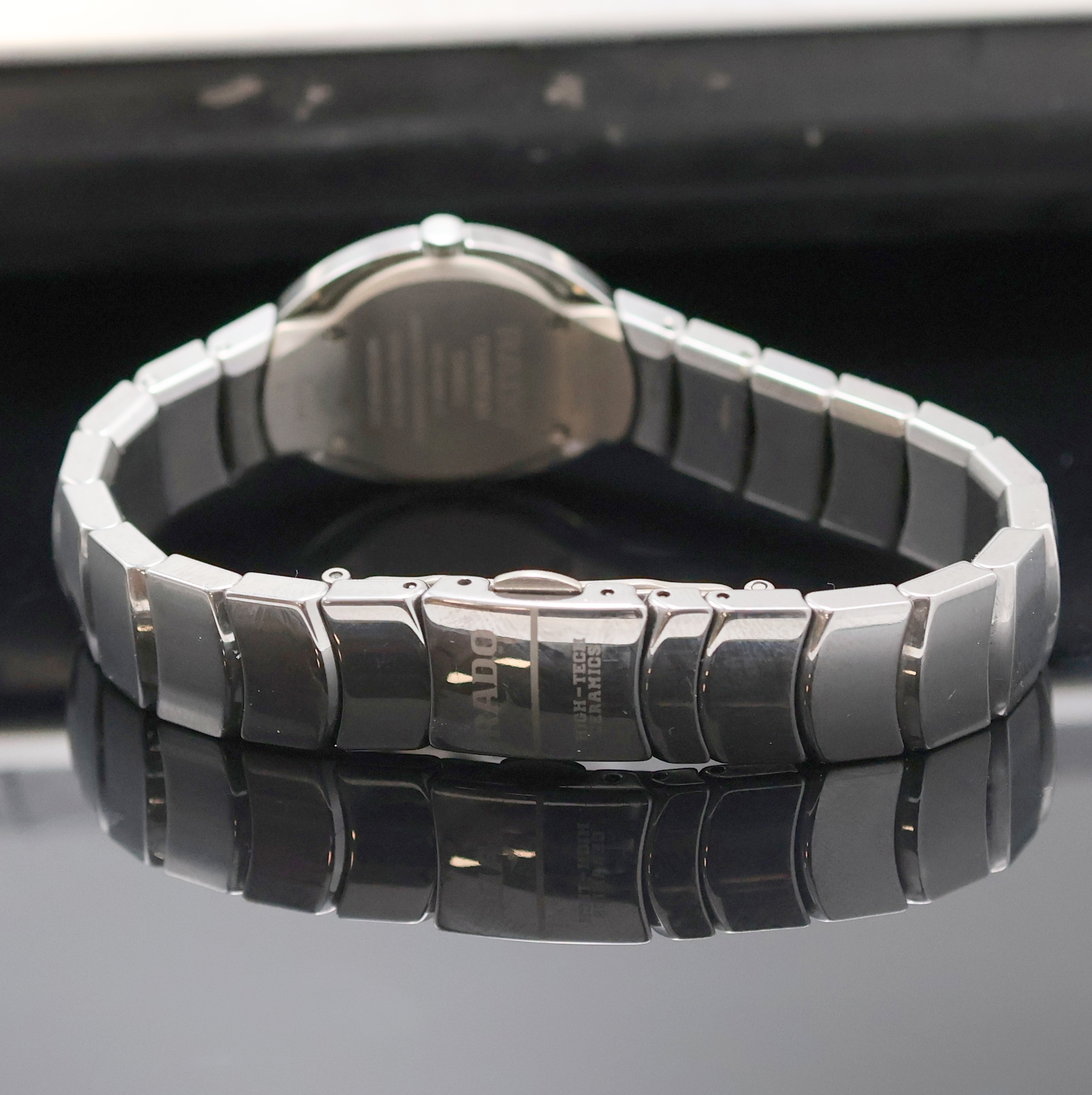 Detail b: RADO Damenarmbanduhr Ovation Referenz 153.0495.3, Schweiz um 2008, quarz, Keramikgeh. inkl. Gliederband m. dopp. Faltschl., Titanboden 4-fach ...