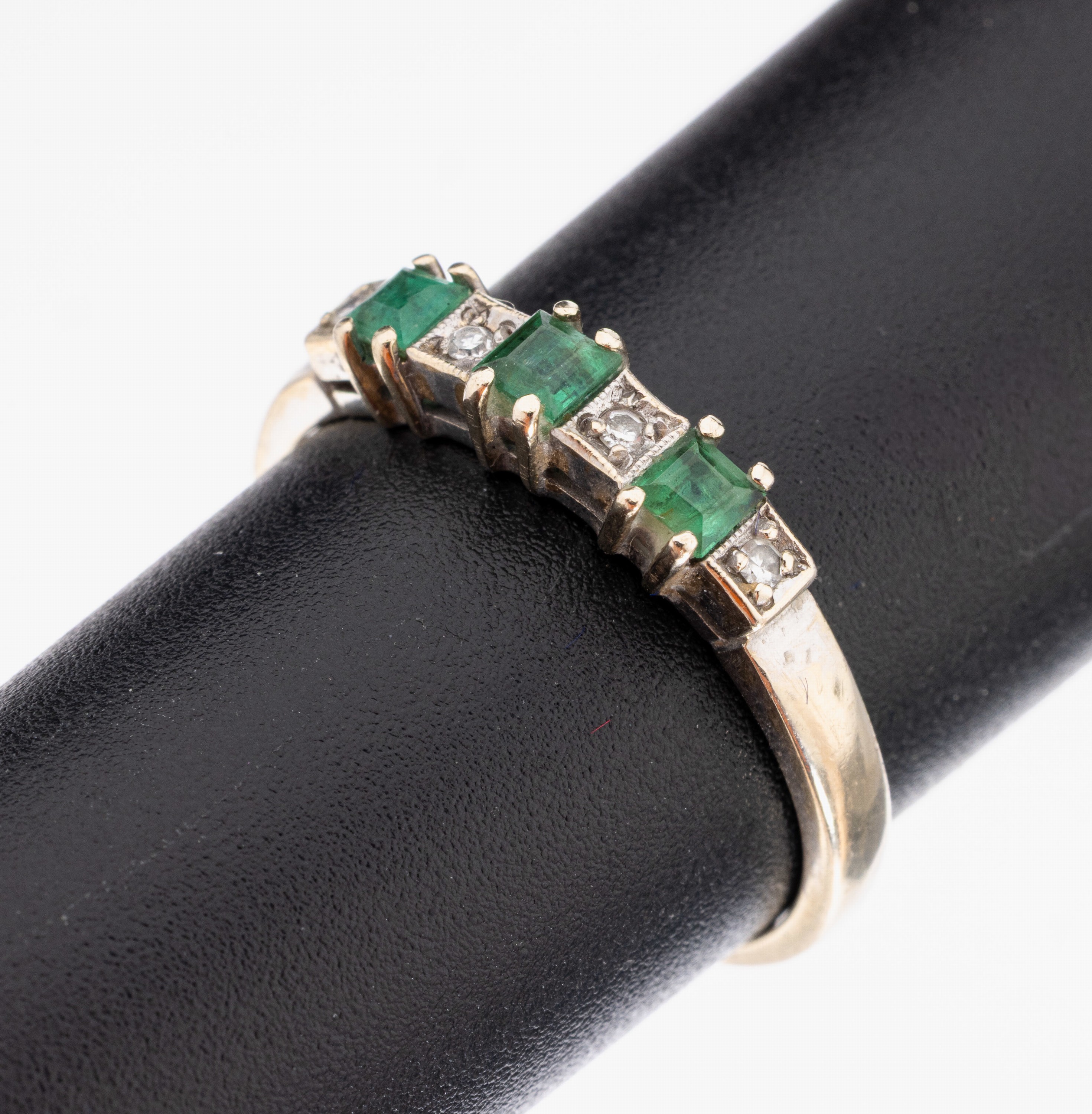 18 kt Gold Smaragd-Diamant-Ring, WG 750/000, 3 kl. Smaragd-Carrees, 4 8/8- Diamanten, neue Rhod. unerlässlich, ca. 3.0 g,RW 56