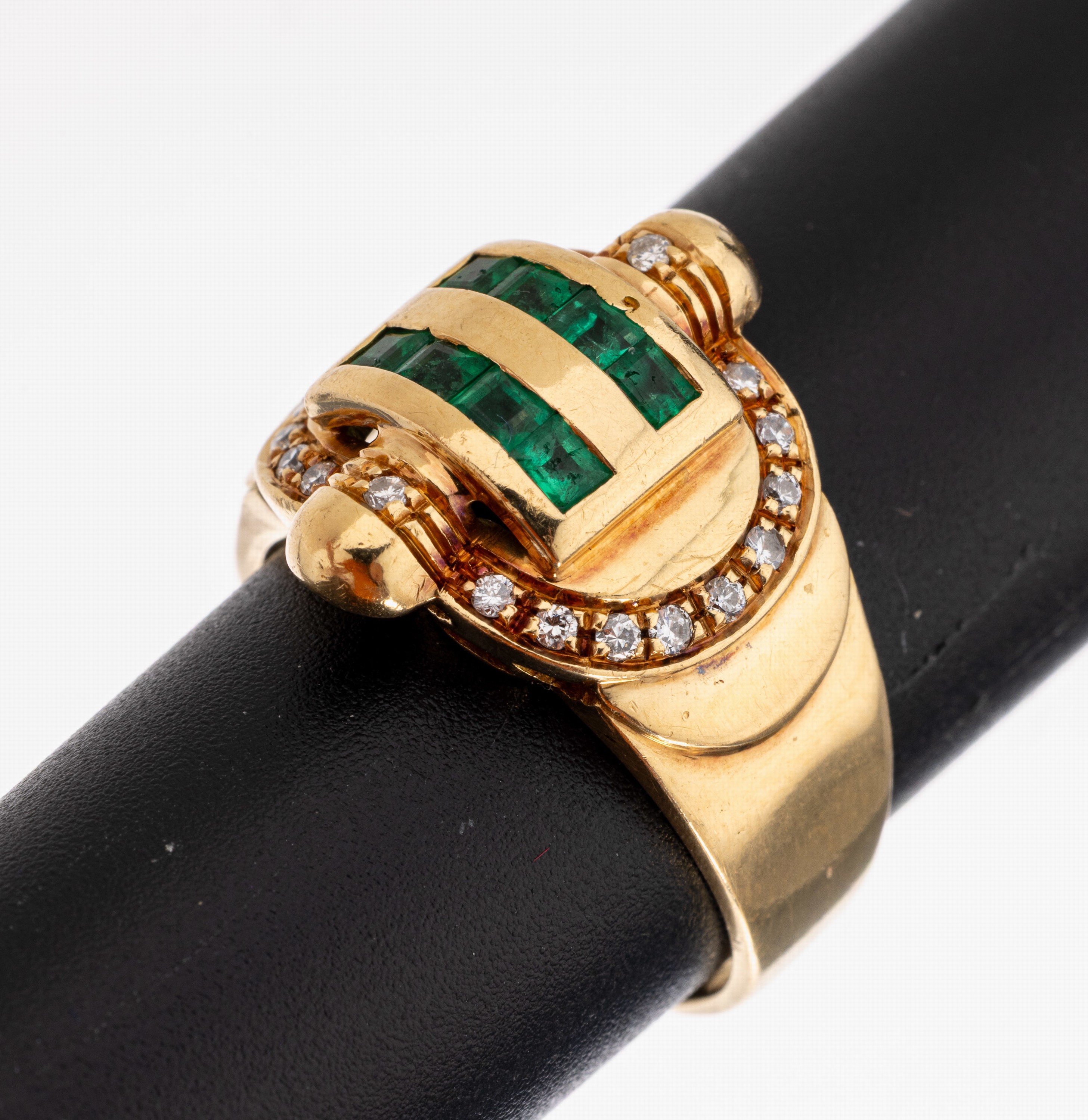 18 kt Gold Smaragd-Brillant-Ring, GG 750/000, Ringkopf in Form einer angedeuteten Gürtelschließe, 8 Smaragd-Carrees zus. ca. 0.18 ct, 20 ...