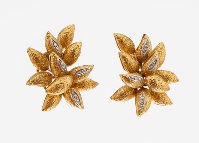 Image 26964163 - Paar 18 kt Gold Diamant-Ohrclips, GG/WG 750/000, hoher Aufbau, florale Konzeption, ...