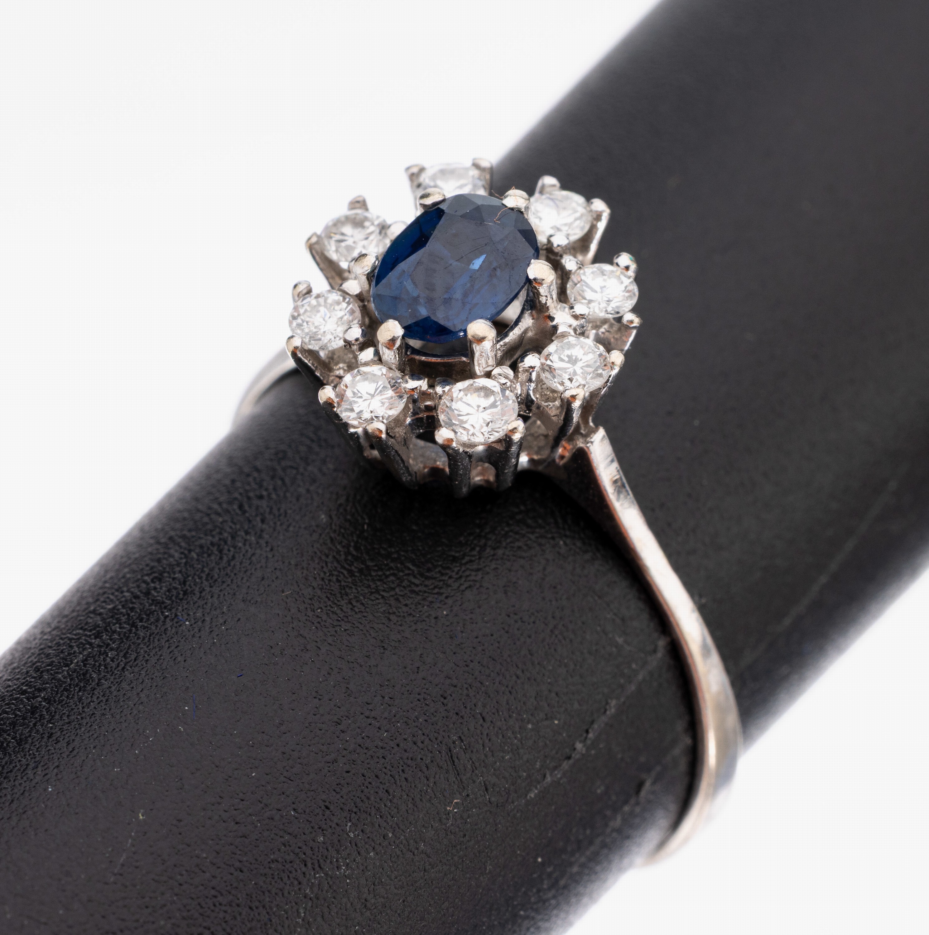 14 kt Gold Saphir-Brillant-Ring, WG 585/000, mittig erhaben gefasster Saphir ca. 0.45 ct, umgeben von 8 Brillanten zus. ca. 0.32 ct Weiß/p, RW 59, ...