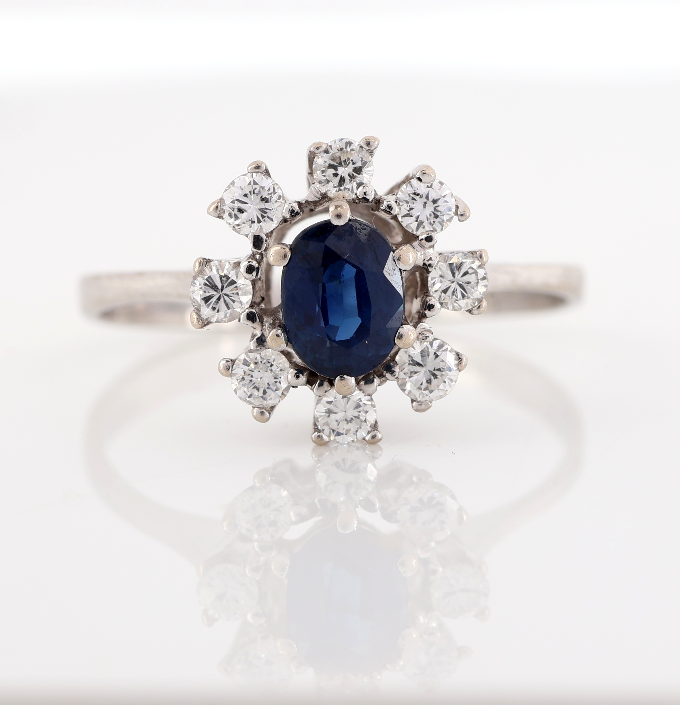 Detail a: 14 kt Gold Saphir-Brillant-Ring, WG 585/000, mittig erhaben gefasster Saphir ca. 0.45 ct, umgeben von 8 Brillanten zus. ca. 0.32 ct Weiß/p, RW 59, ...