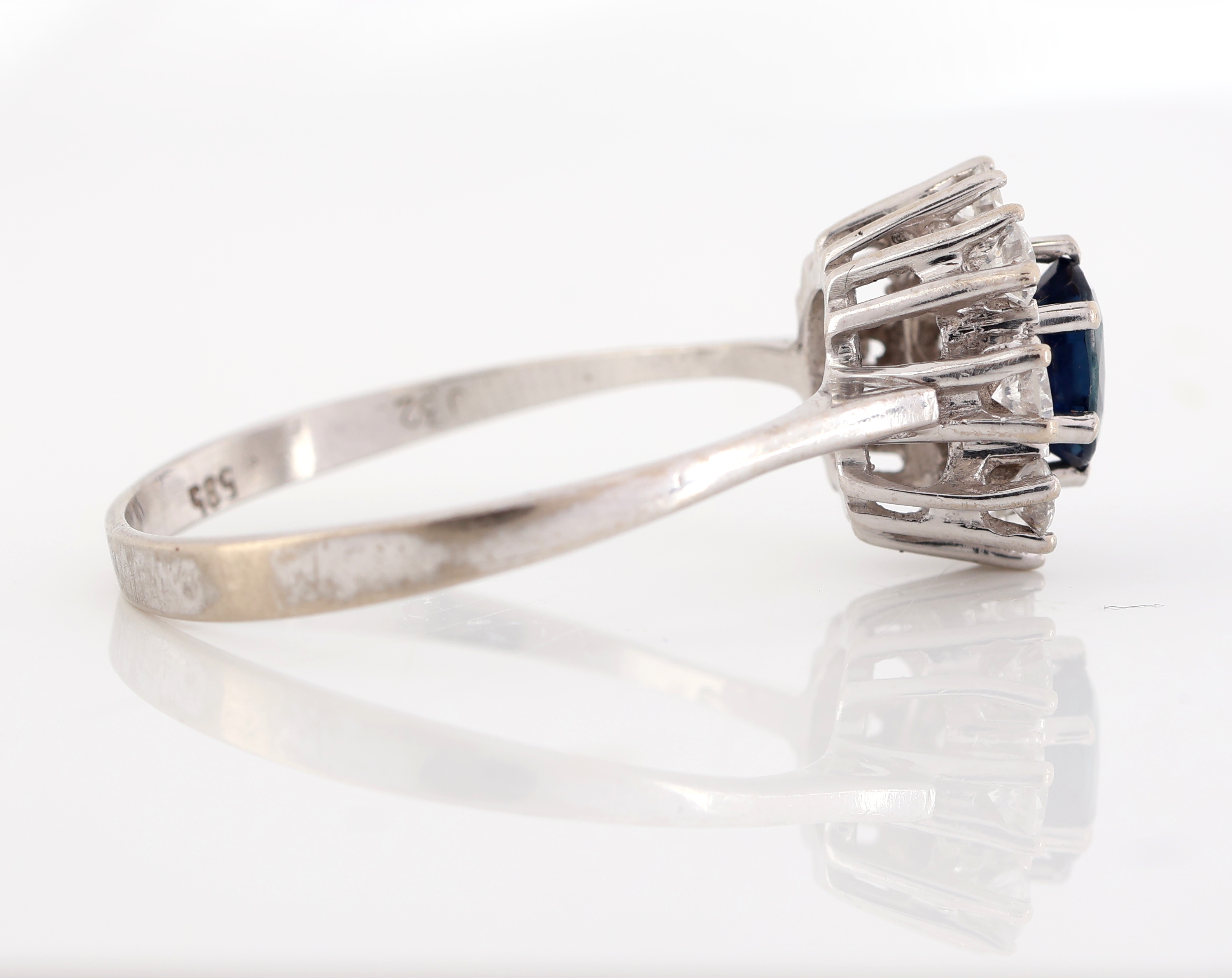Detail b: 14 kt Gold Saphir-Brillant-Ring, WG 585/000, mittig erhaben gefasster Saphir ca. 0.45 ct, umgeben von 8 Brillanten zus. ca. 0.32 ct Weiß/p, RW 59, ...