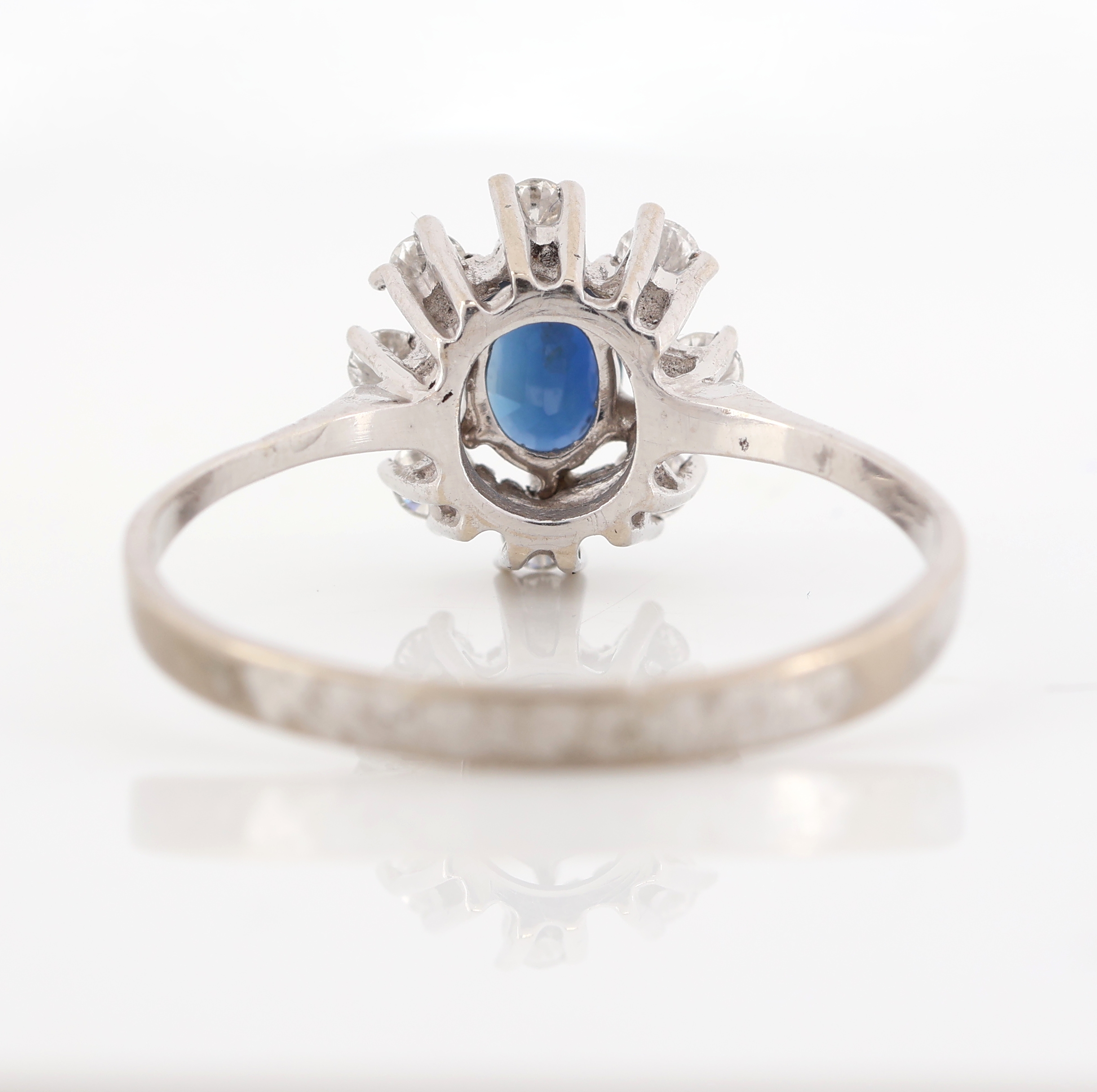 Detail c: 14 kt Gold Saphir-Brillant-Ring, WG 585/000, mittig erhaben gefasster Saphir ca. 0.45 ct, umgeben von 8 Brillanten zus. ca. 0.32 ct Weiß/p, RW 59, ...