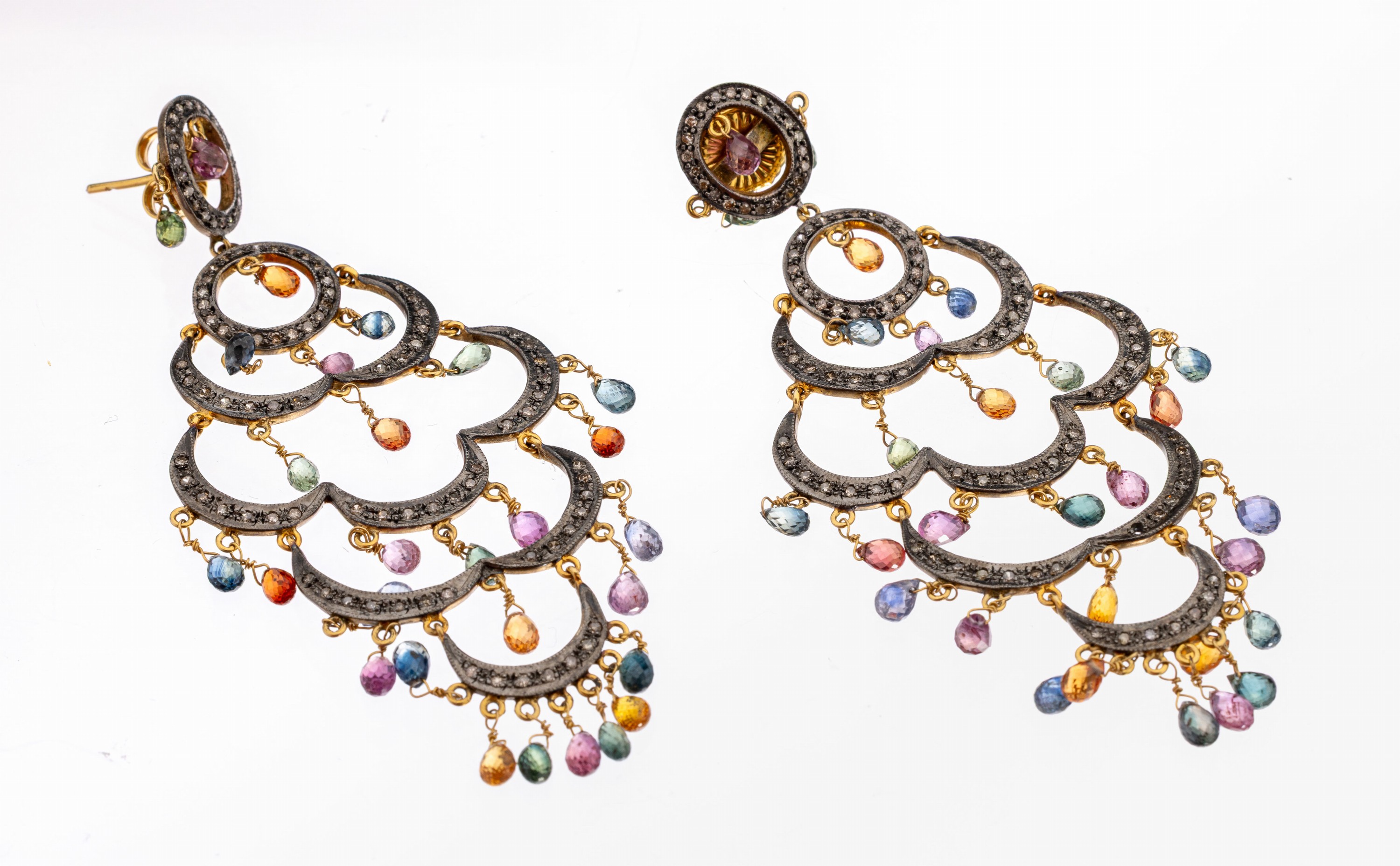 Detail a: Paar Saphir-Diamant-Ohrstecker, Silber gepr., rs. verg., prunkvolle Gestaltung aus bewegl. geschwungenen Gliedern, 56 bewegl. abgehängte facett. ...