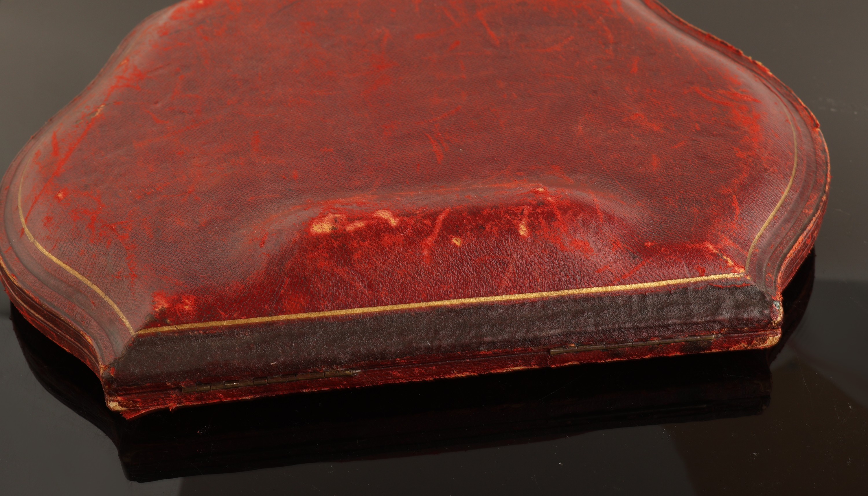 Detail b: Reisenecessaire, England/Birmingham, 1897, 925er Silber, schlichte Gestaltung, in orig. Etui, innen blauer Samt, Set best. aus: 2 kl. Deckeldosen, ...