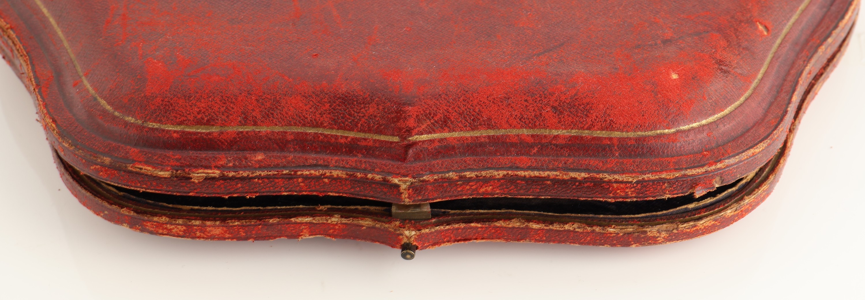 Detail d: Reisenecessaire, England/Birmingham, 1897, 925er Silber, schlichte Gestaltung, in orig. Etui, innen blauer Samt, Set best. aus: 2 kl. Deckeldosen, ...