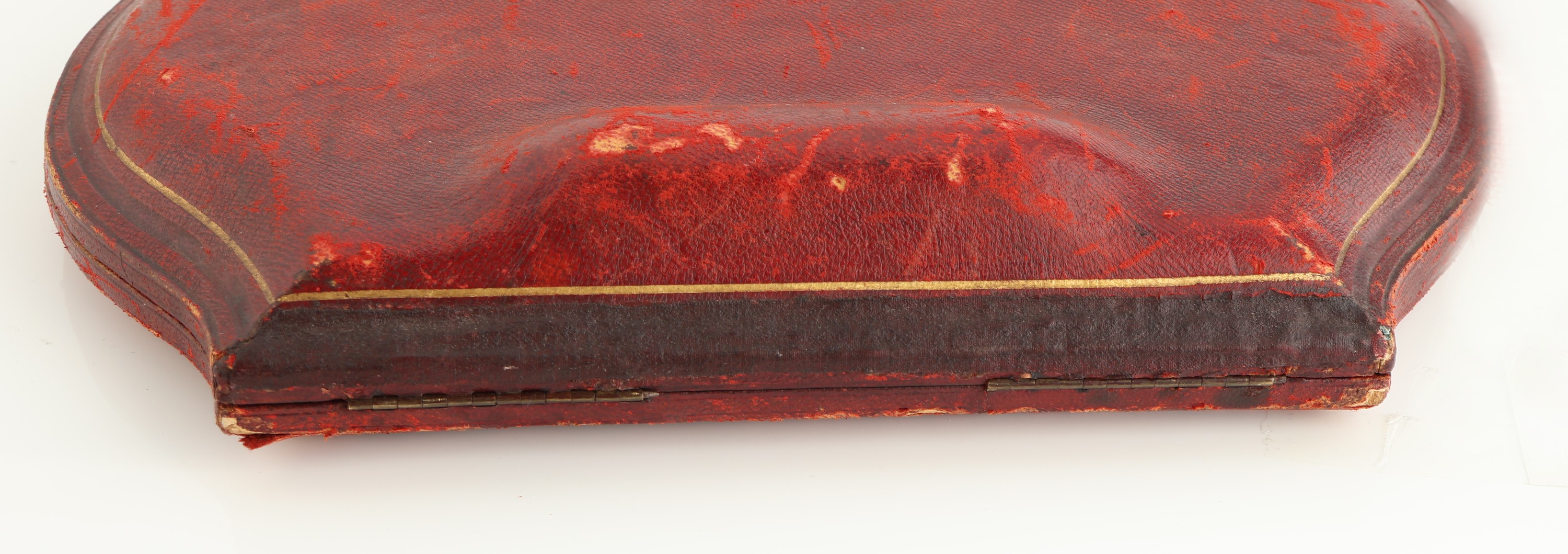 Detail e: Reisenecessaire, England/Birmingham, 1897, 925er Silber, schlichte Gestaltung, in orig. Etui, innen blauer Samt, Set best. aus: 2 kl. Deckeldosen, ...