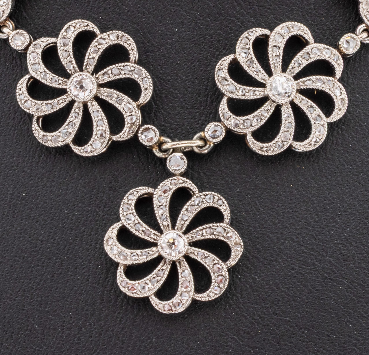 Detail a: Jugendstil Orientperl-Diamant-Collier, um 1900, Platin, aufwendig geflochtenes Collier, (2 kl. Fehlstellen), florales Mittelteil, Abschlüsse und ...