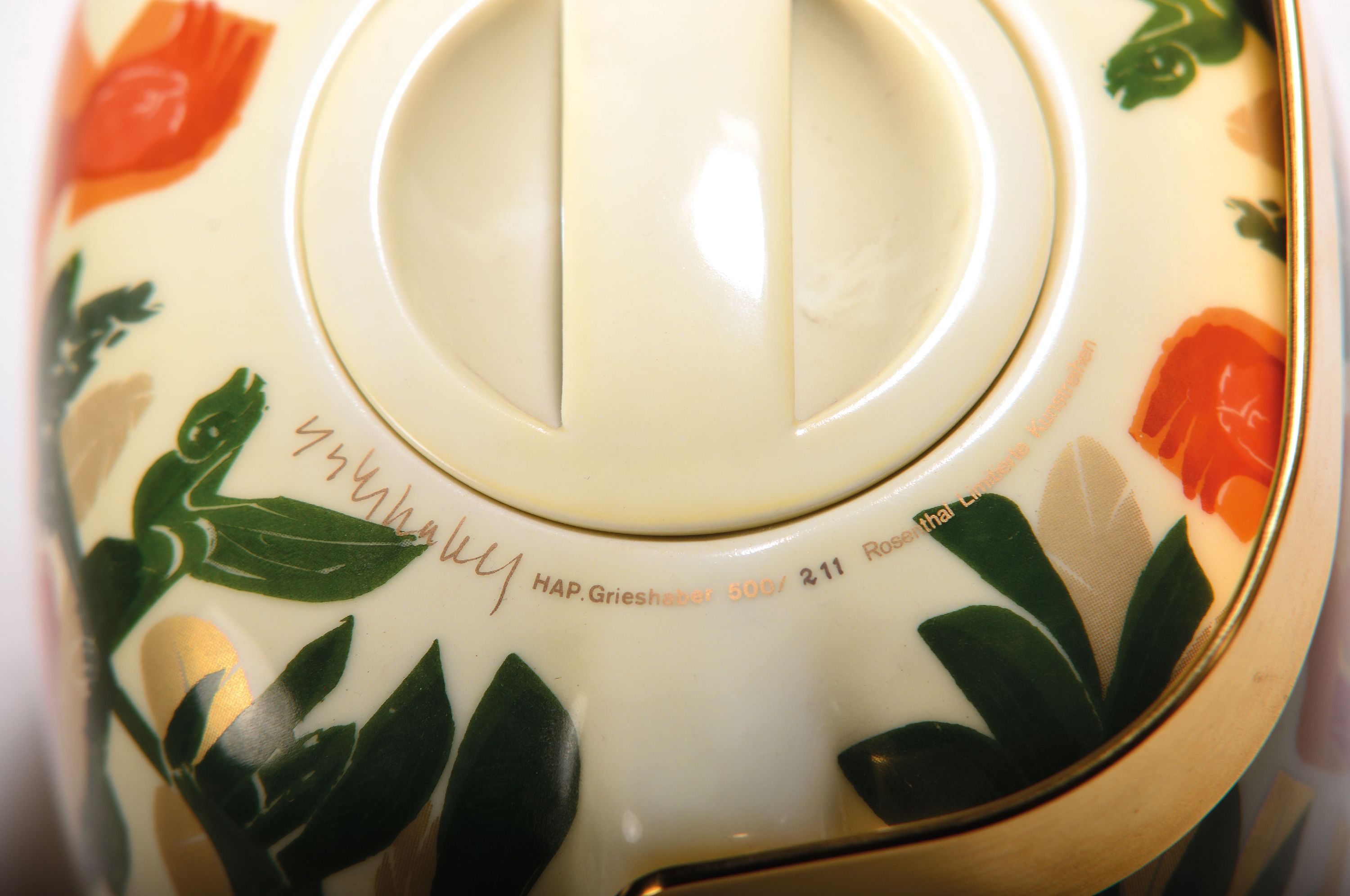 Detail a: Sog. Suomi Objekte, Kaffeekanne und Deckeldose, Limitierte Kunstreihen, Rosenthal, Selb, um 1970, Porzellan, Entw. HAP Grieshaber, Ed. 147/ 500 bzw. ...