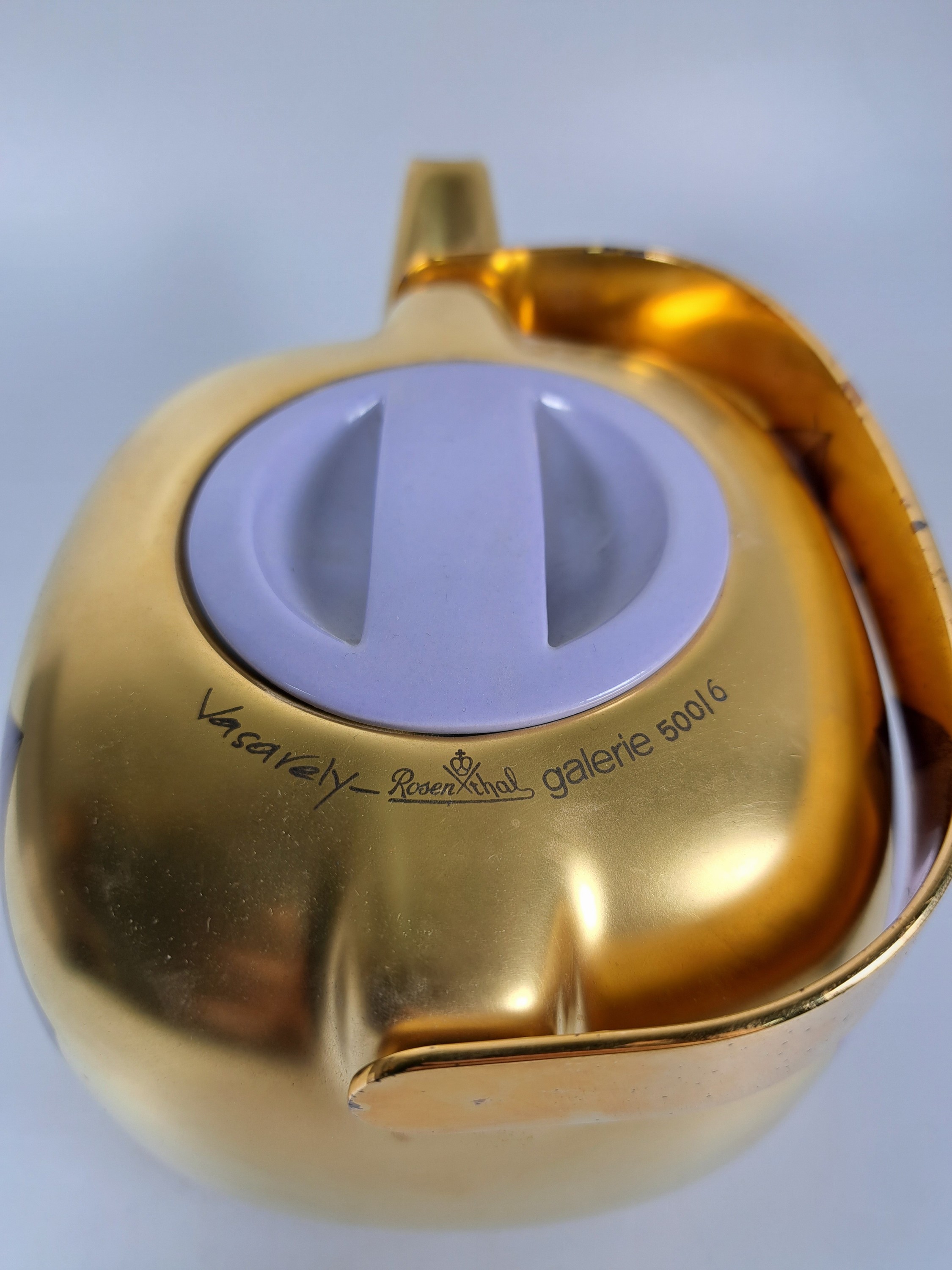 Detail e: Sog. Suomi Objekt, Kaffeekanne, Limitierte Kunstreihen, Rosenthal, Selb, um 1970, Porzellan, Entw. Victor Vasarely, Ed. 6/500, Metallhenkel, ...