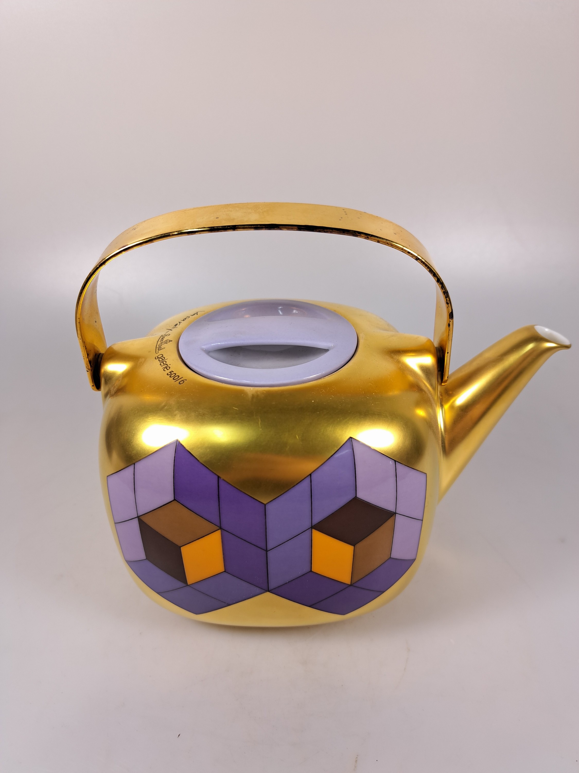 Detail h: Sog. Suomi Objekt, Kaffeekanne, Limitierte Kunstreihen, Rosenthal, Selb, um 1970, Porzellan, Entw. Victor Vasarely, Ed. 6/500, Metallhenkel, ...