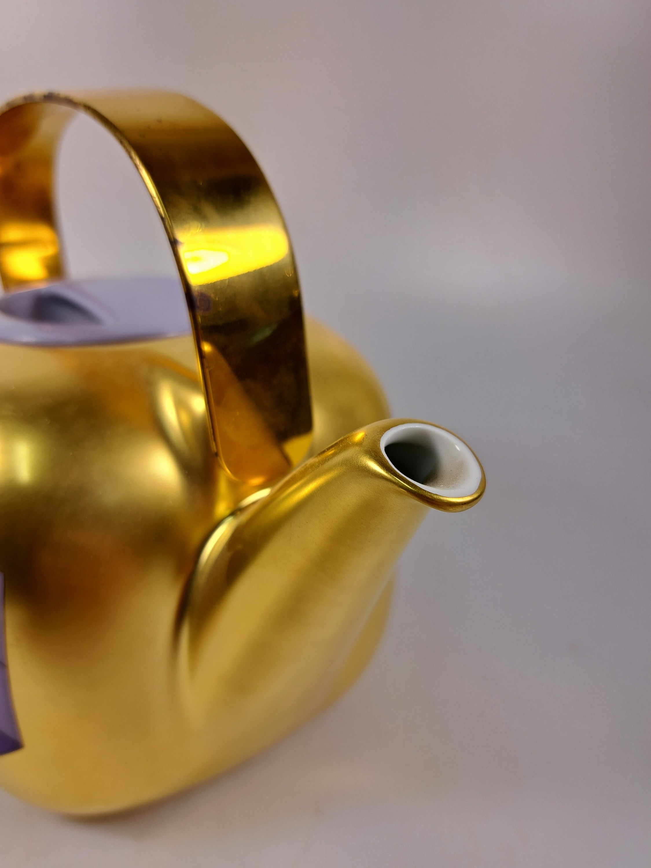 Detail j: Sog. Suomi Objekt, Kaffeekanne, Limitierte Kunstreihen, Rosenthal, Selb, um 1970, Porzellan, Entw. Victor Vasarely, Ed. 6/500, Metallhenkel, ...