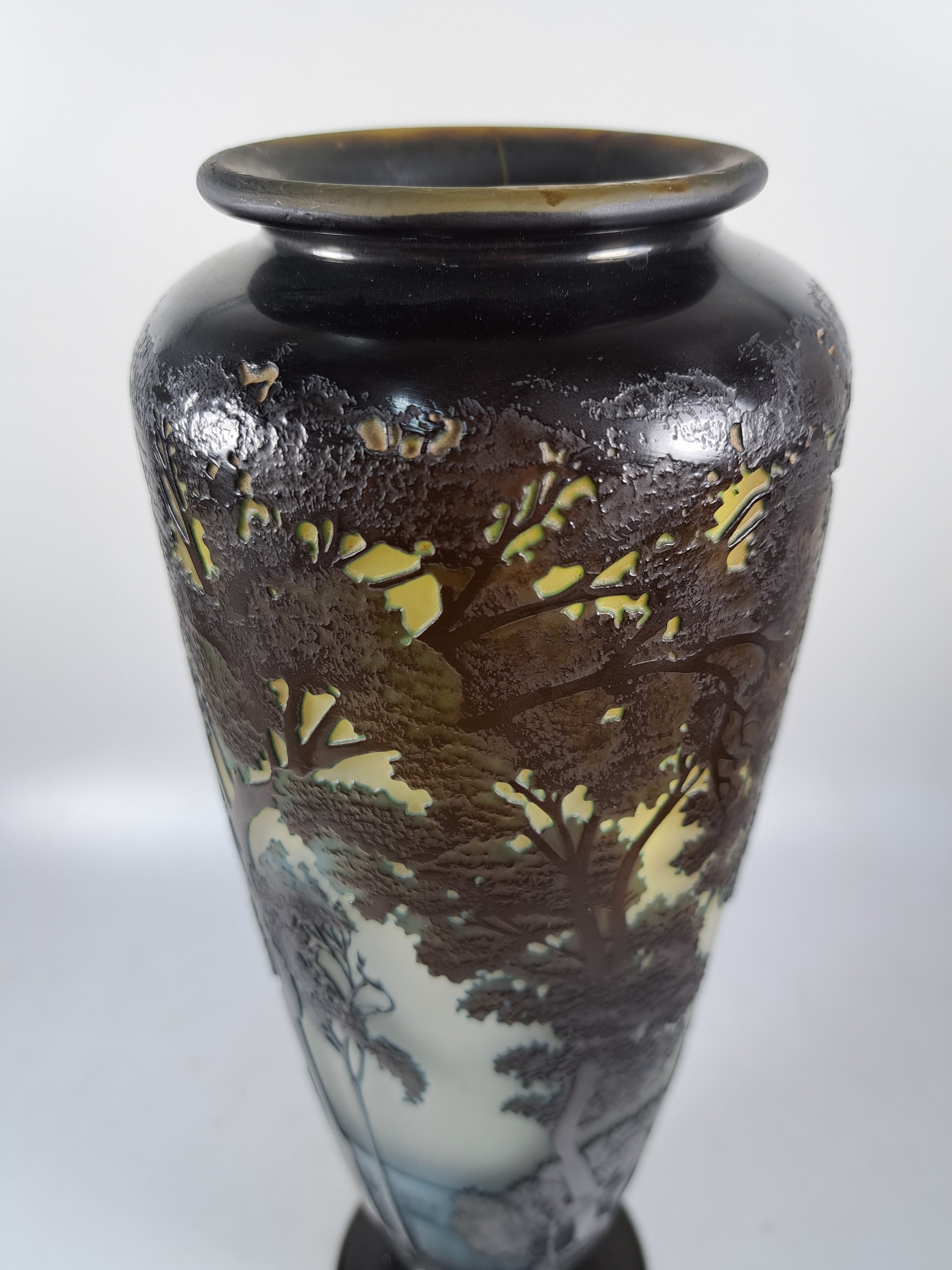 Detail j: Große Jugendstilvase, Gallé, um 1900, "Paysage lacustre", sog. japanische Signatur, umlaufende Seelandschaft mit Bäumen, drei ...