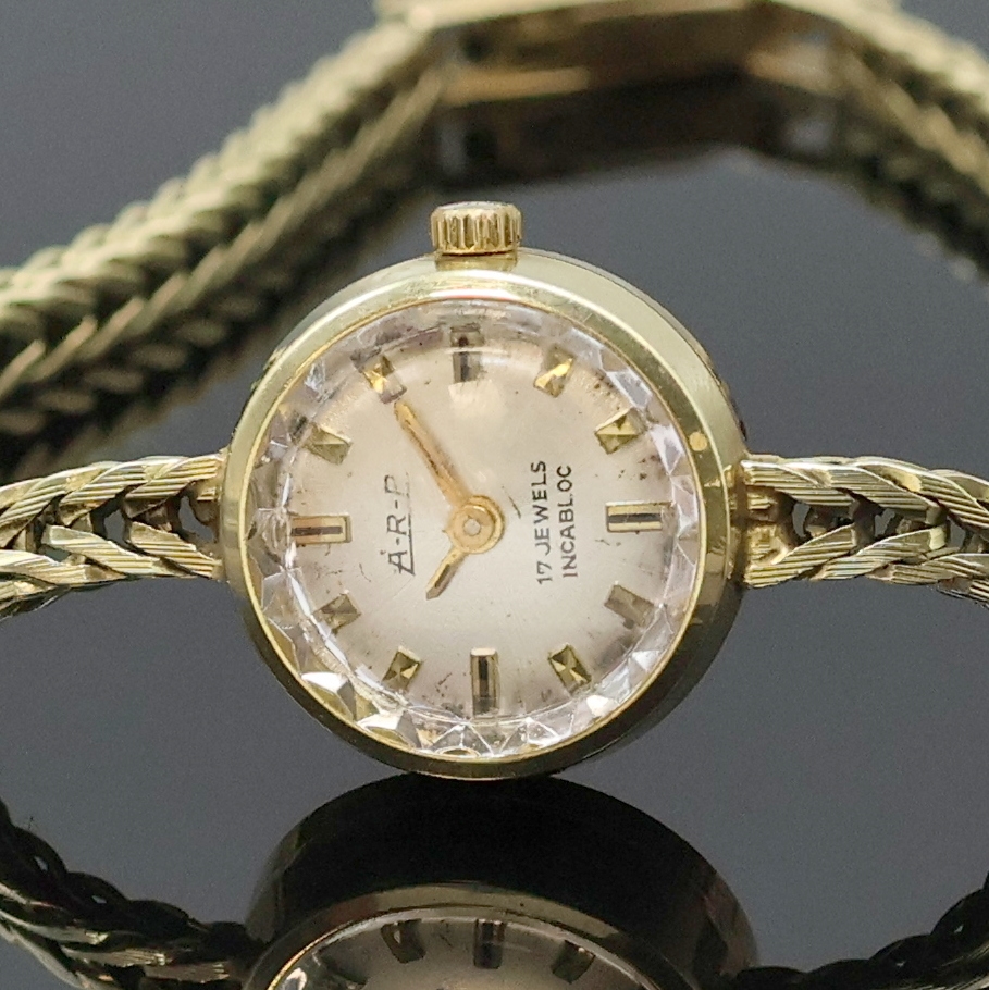 Detail a: A-R-P Damenarmbanduhr in GG 585/000, Schweiz um 1975, quarz, Boden aufgedr., Goldband, silb. Zifferbl. fl., aufges. Std.-Ind., gold. Zeiger, D. ca. ...