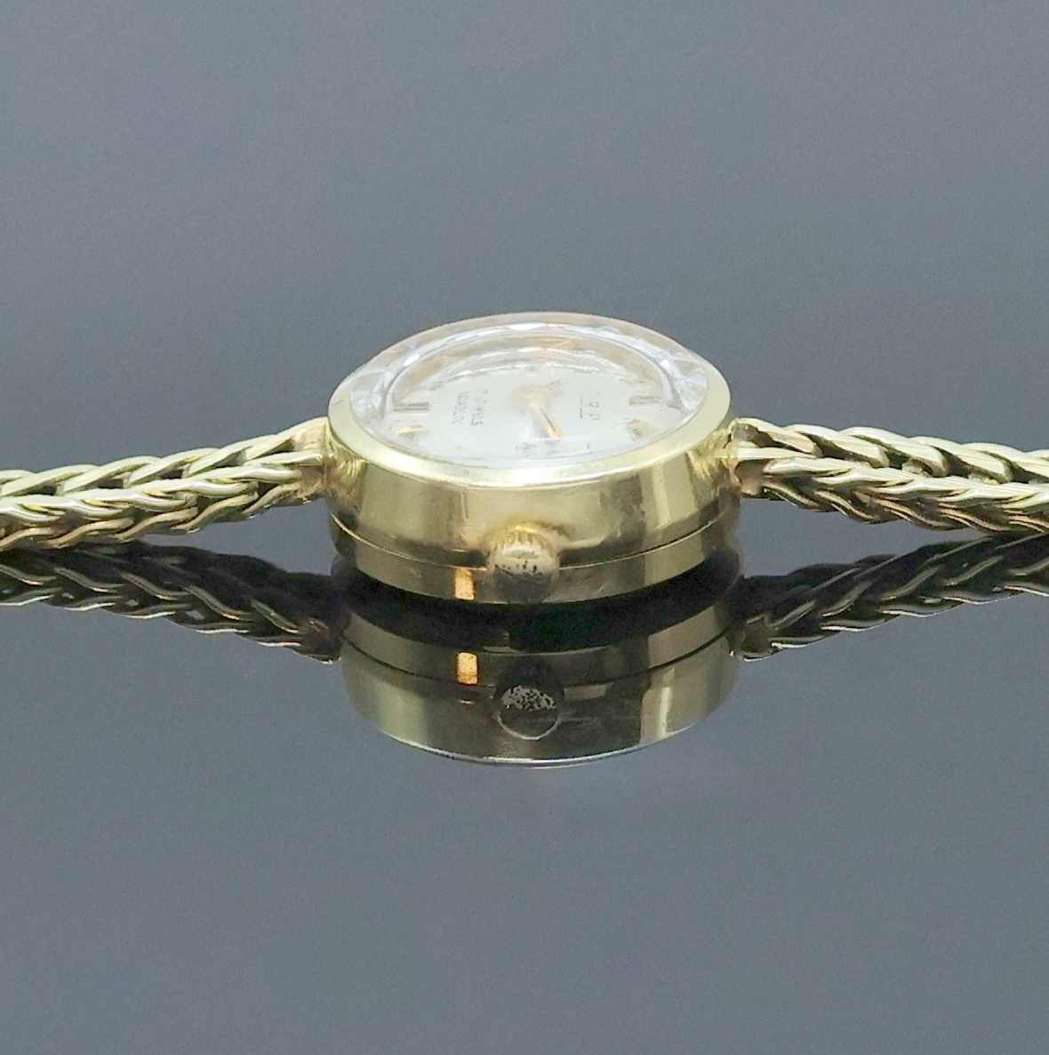 Detail c: A-R-P Damenarmbanduhr in GG 585/000, Schweiz um 1975, quarz, Boden aufgedr., Goldband, silb. Zifferbl. fl., aufges. Std.-Ind., gold. Zeiger, D. ca. ...