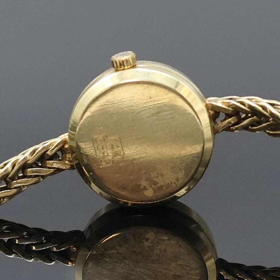 Detail d: A-R-P Damenarmbanduhr in GG 585/000, Schweiz um 1975, quarz, Boden aufgedr., Goldband, silb. Zifferbl. fl., aufges. Std.-Ind., gold. Zeiger, D. ca. ...
