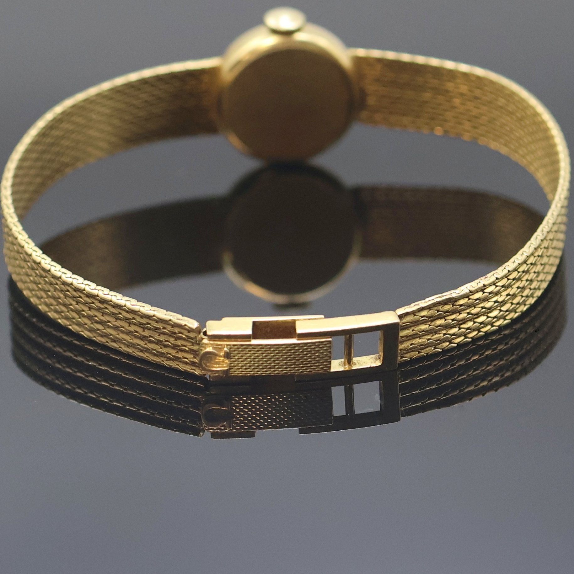 Detail b: OMEGA Damenarmbanduhr in GG 750/000, Schweiz um 1960, Handaufzug, orig. Goldband, Boden aufgedr., silb. Zifferbl. m. gold. Std.-Ind. u. Zeigern, ...