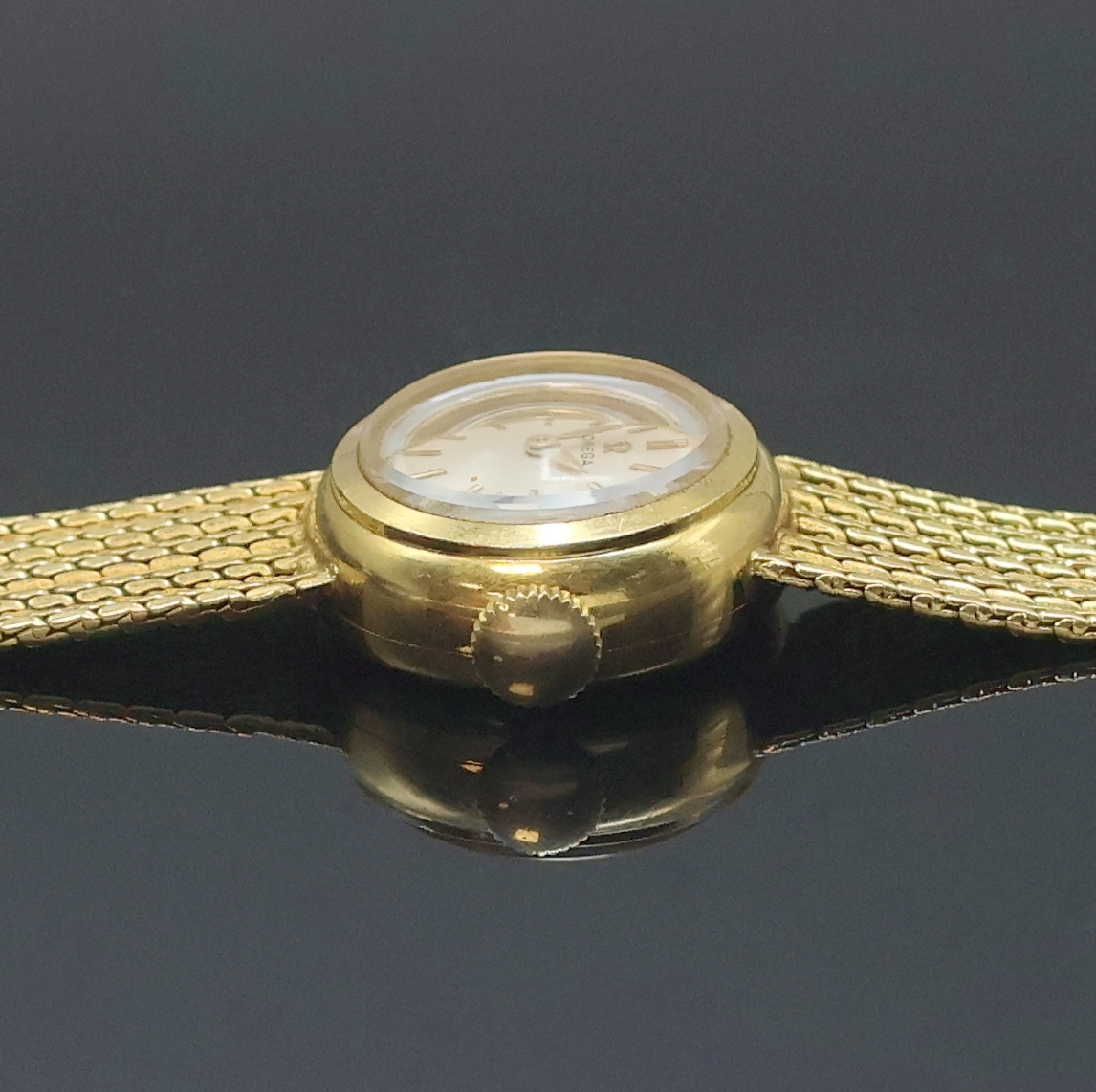 Detail c: OMEGA Damenarmbanduhr in GG 750/000, Schweiz um 1960, Handaufzug, orig. Goldband, Boden aufgedr., silb. Zifferbl. m. gold. Std.-Ind. u. Zeigern, ...