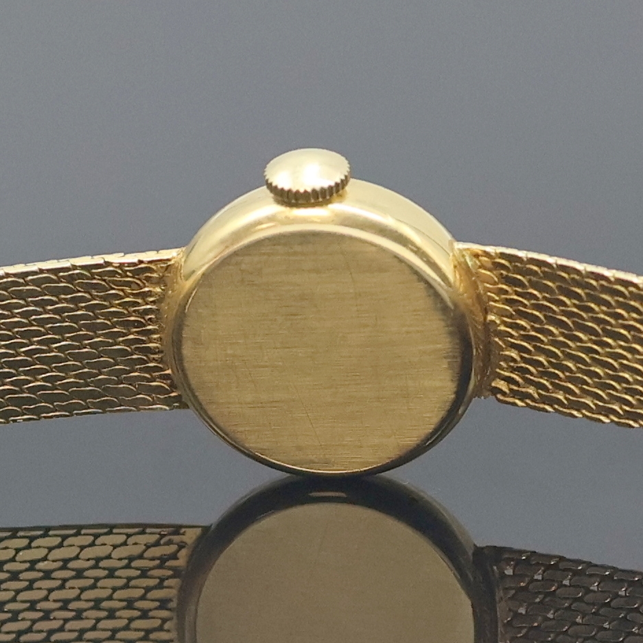 Detail d: OMEGA Damenarmbanduhr in GG 750/000, Schweiz um 1960, Handaufzug, orig. Goldband, Boden aufgedr., silb. Zifferbl. m. gold. Std.-Ind. u. Zeigern, ...