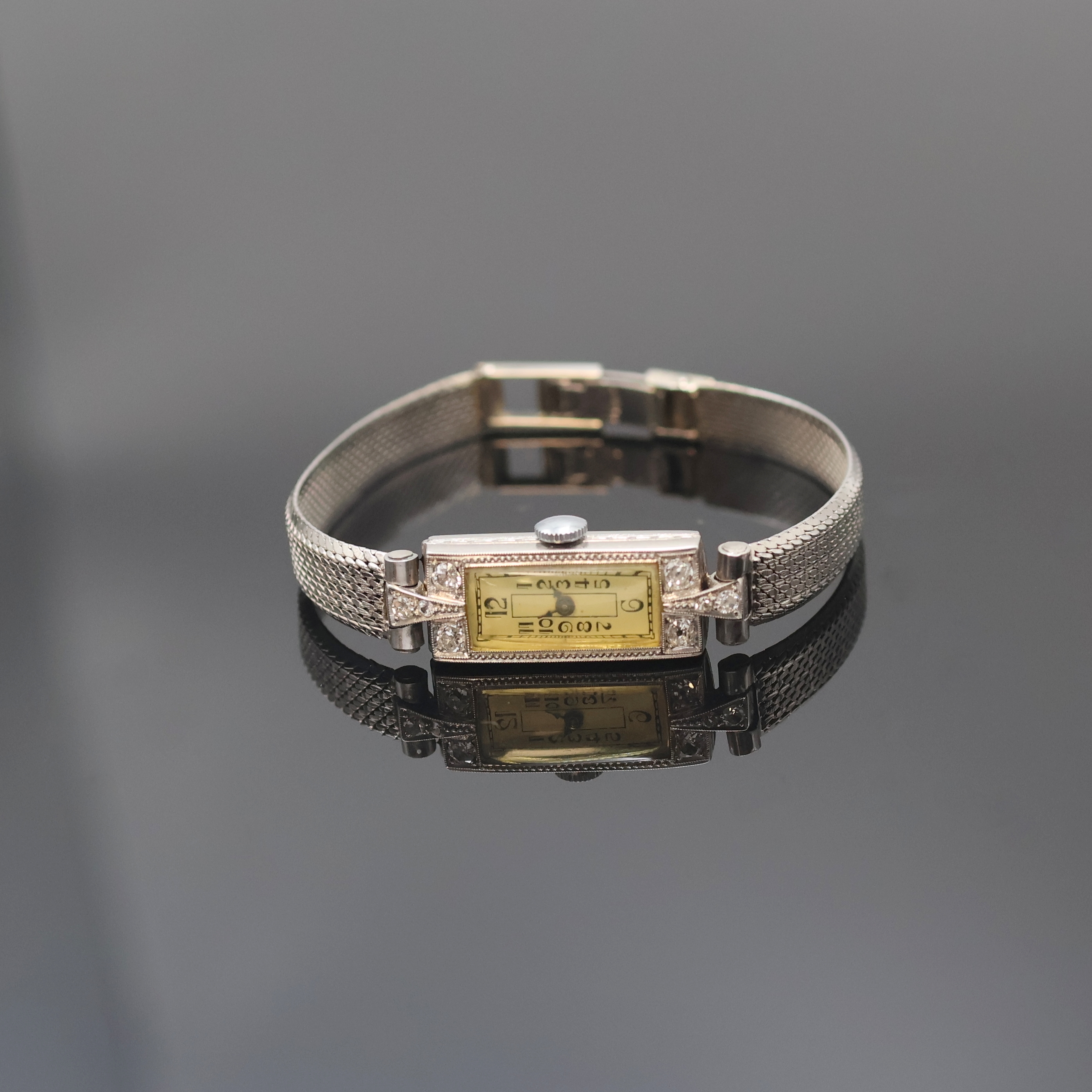 Art-Deco Damenarmbanduhr in Platin mit Diamanten, Schweiz um 1925, Handaufzug, Scharnierboden dell., Band in WG 585/000, vers. Zifferbl. m. arab. ...