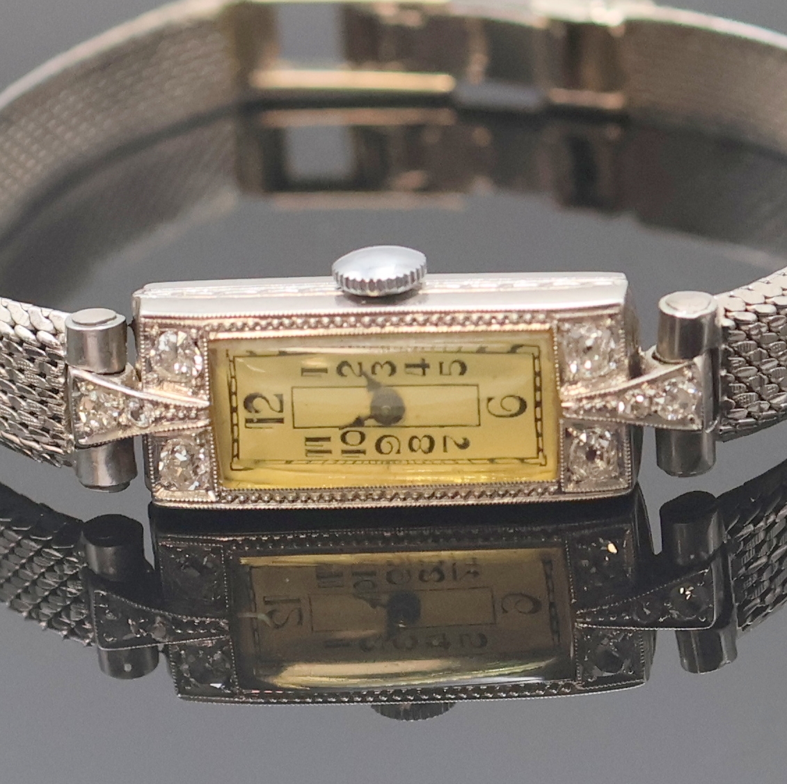 Detail a: Art-Deco Damenarmbanduhr in Platin mit Diamanten, Schweiz um 1925, Handaufzug, Scharnierboden dell., Band in WG 585/000, vers. Zifferbl. m. arab. ...