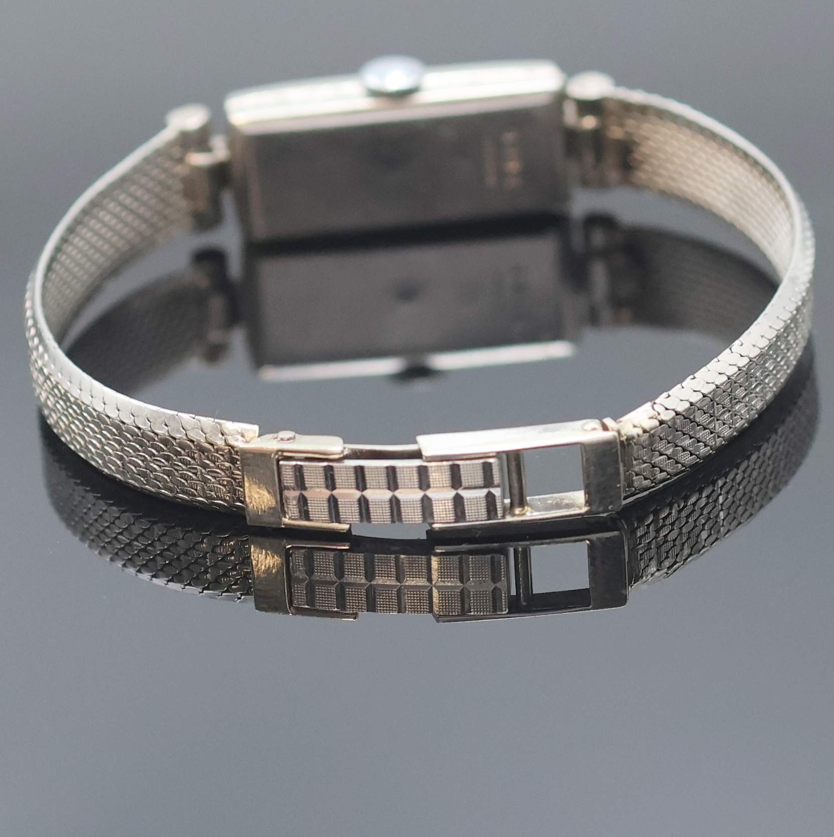 Detail b: Art-Deco Damenarmbanduhr in Platin mit Diamanten, Schweiz um 1925, Handaufzug, Scharnierboden dell., Band in WG 585/000, vers. Zifferbl. m. arab. ...