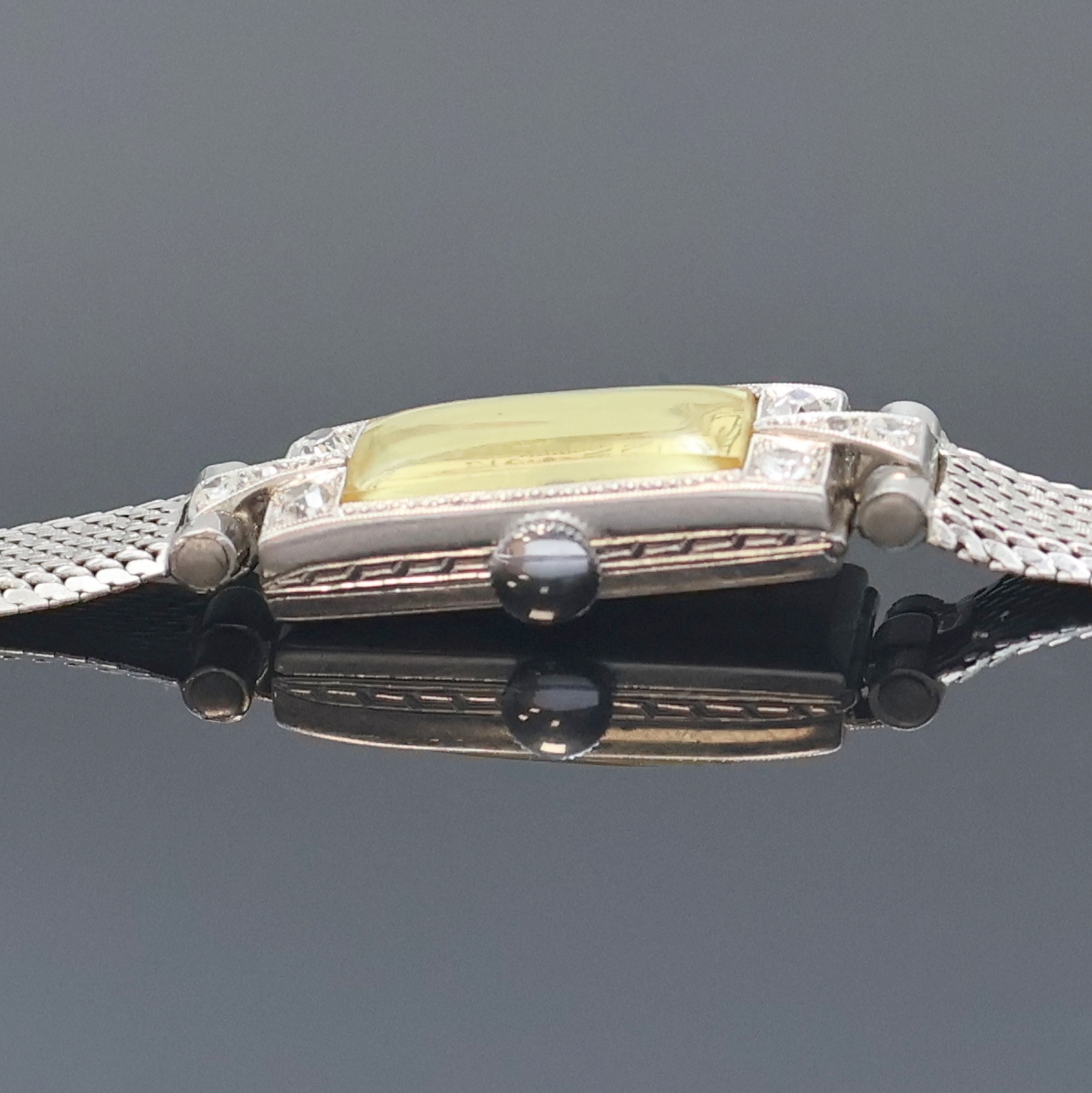 Detail c: Art-Deco Damenarmbanduhr in Platin mit Diamanten, Schweiz um 1925, Handaufzug, Scharnierboden dell., Band in WG 585/000, vers. Zifferbl. m. arab. ...