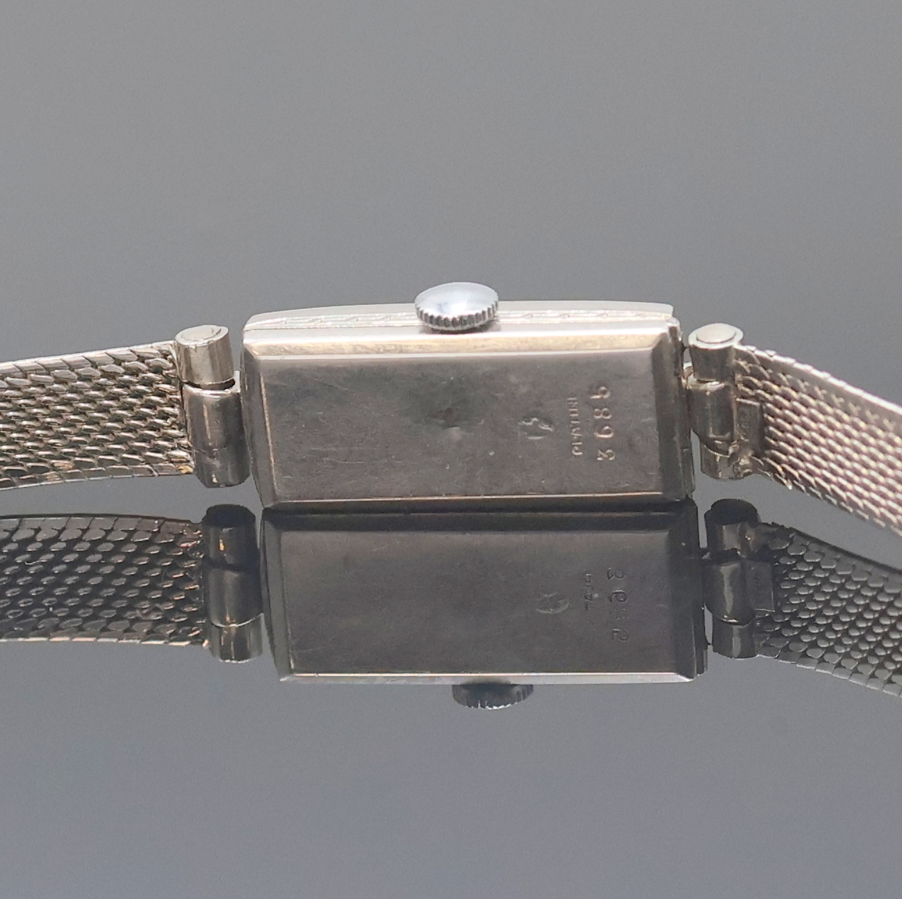 Detail d: Art-Deco Damenarmbanduhr in Platin mit Diamanten, Schweiz um 1925, Handaufzug, Scharnierboden dell., Band in WG 585/000, vers. Zifferbl. m. arab. ...