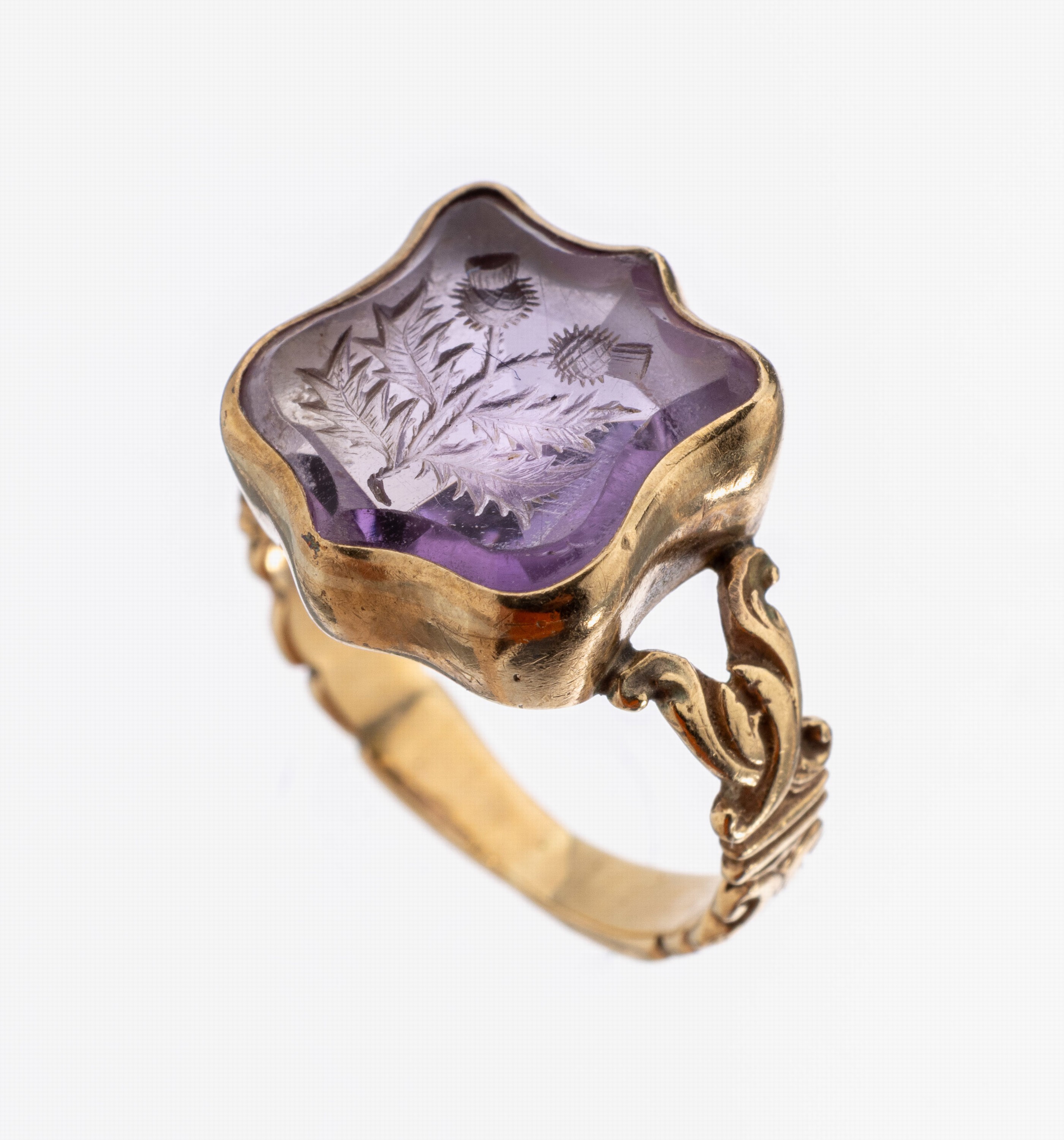 8 kt Gold Amethyst-Wappenring, um 1880, GG 333/000, facett. Amethyst mit floralem Intaglioschnitt, Schiene z.T. floral grav., RW46, ca. 3 g