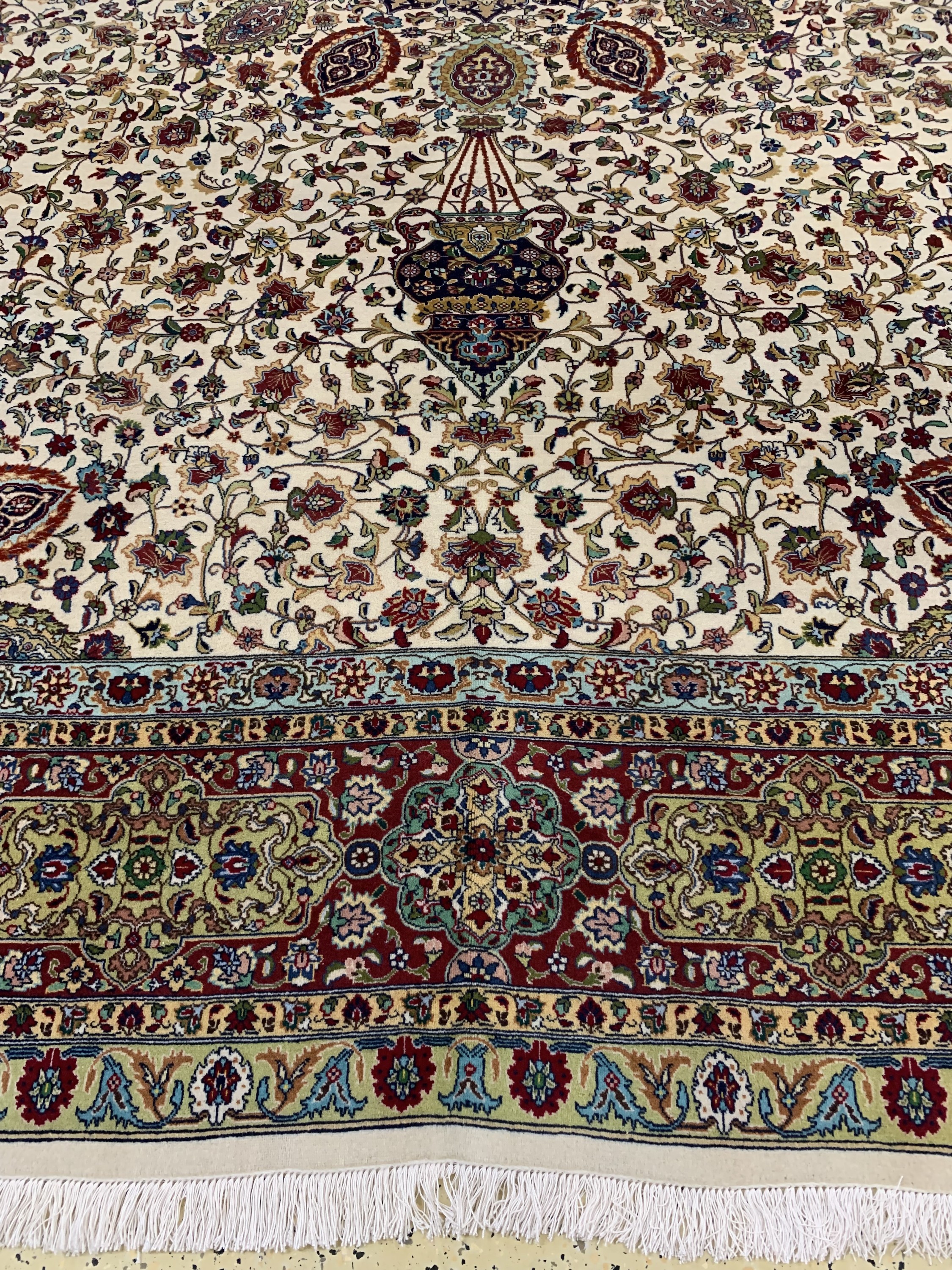 Detail b: Täbriz fein(50 Raj), Persien, signiert(Torabi), Mitte 20.Jhd, Korkwolle auf Baumwolle, ca. 382 x 298 cm, ca. 500.000 Kn/qm, Reinigungsbedürftig, ...