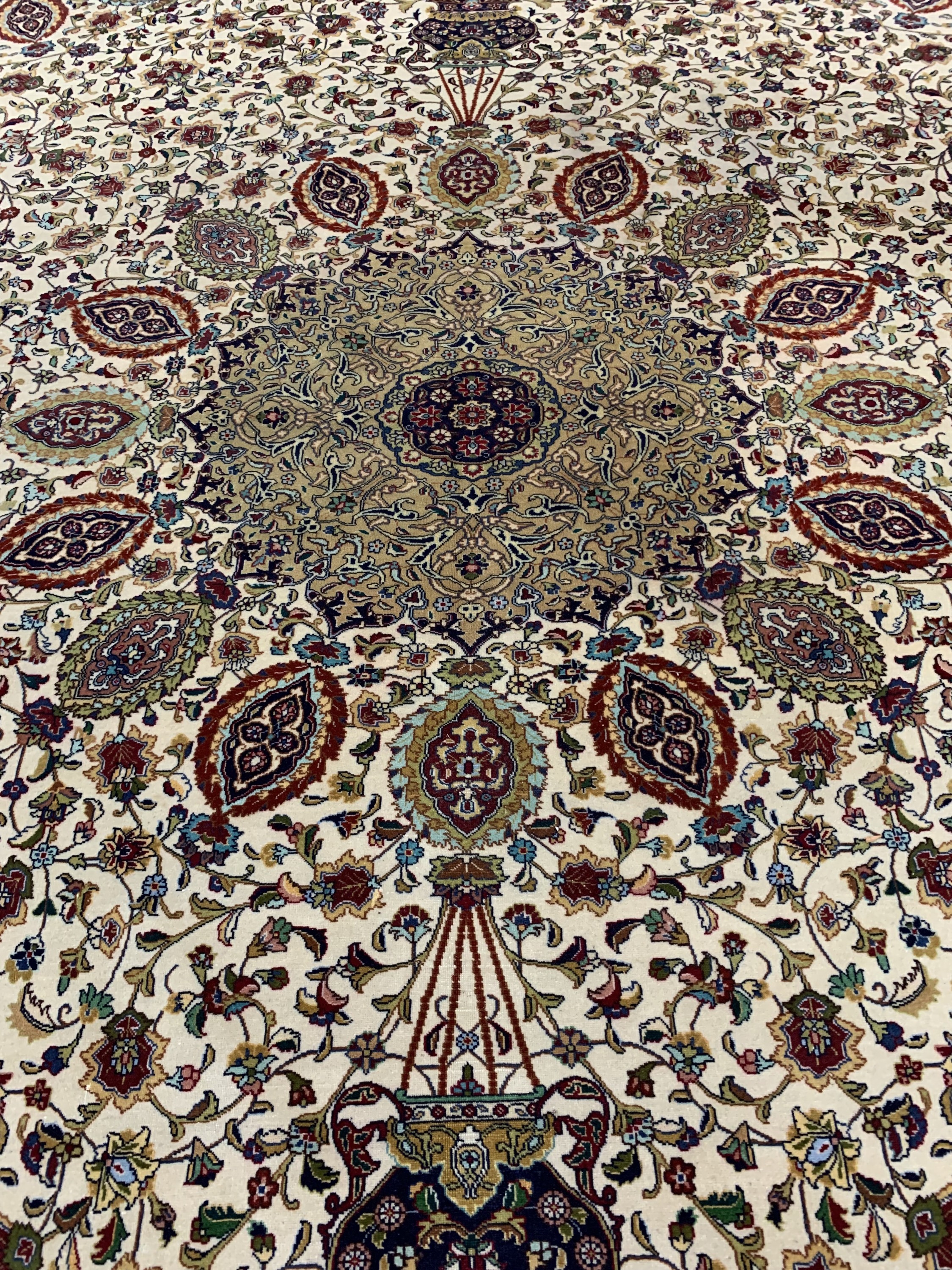 Detail d: Täbriz fein(50 Raj), Persien, signiert(Torabi), Mitte 20.Jhd, Korkwolle auf Baumwolle, ca. 382 x 298 cm, ca. 500.000 Kn/qm, Reinigungsbedürftig, ...