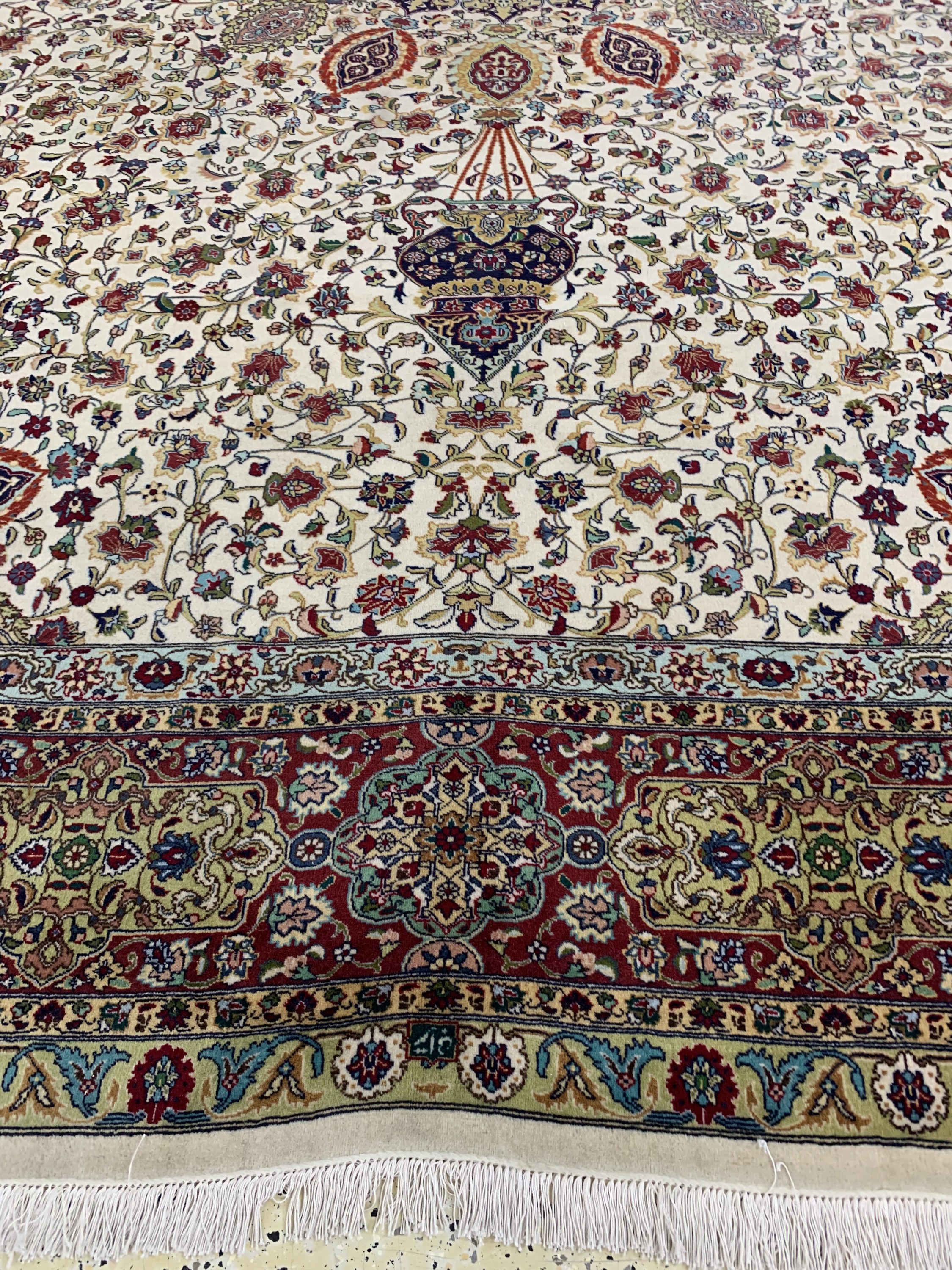 Detail f: Täbriz fein(50 Raj), Persien, signiert(Torabi), Mitte 20.Jhd, Korkwolle auf Baumwolle, ca. 382 x 298 cm, ca. 500.000 Kn/qm, Reinigungsbedürftig, ...
