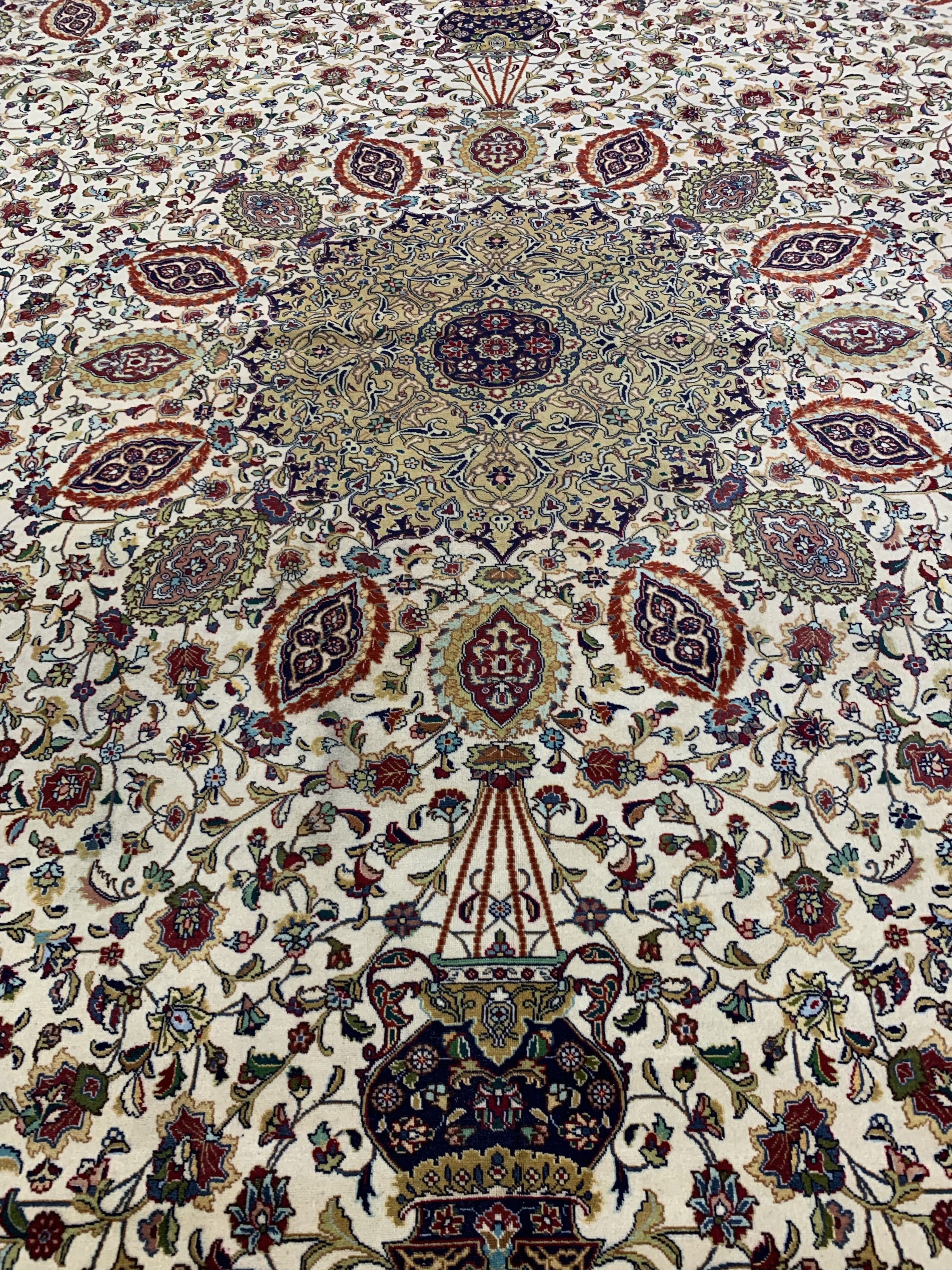 Detail h: Täbriz fein(50 Raj), Persien, signiert(Torabi), Mitte 20.Jhd, Korkwolle auf Baumwolle, ca. 382 x 298 cm, ca. 500.000 Kn/qm, Reinigungsbedürftig, ...