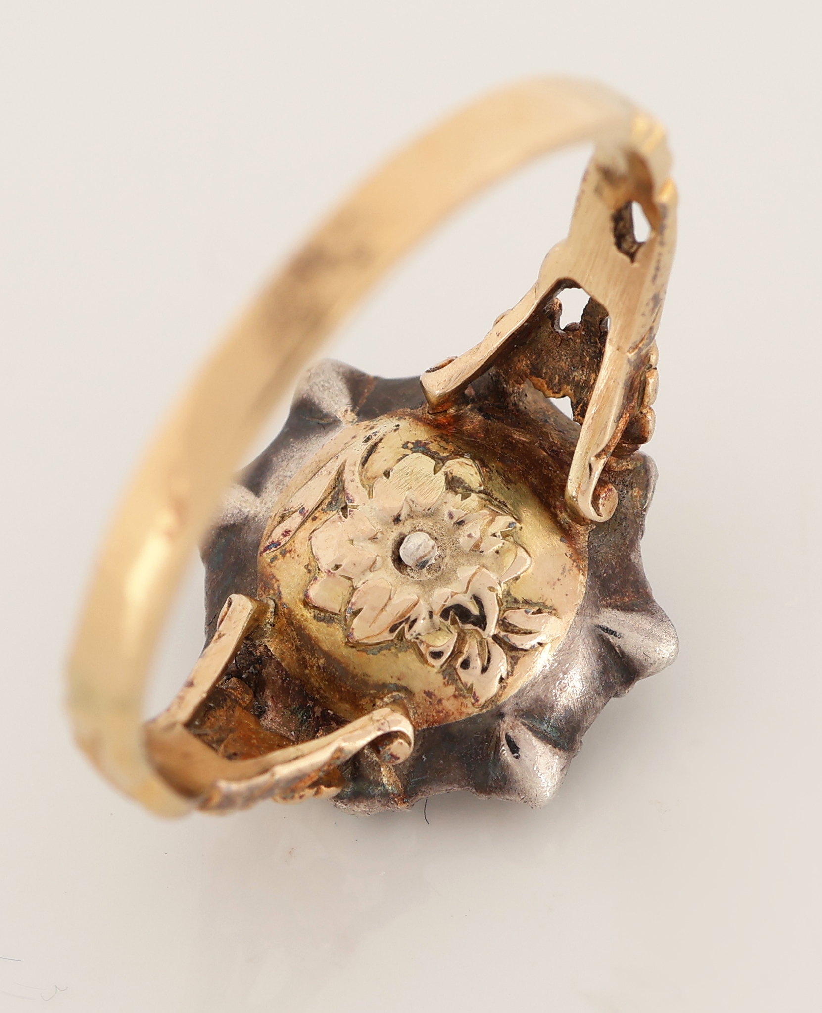 Detail a: 14 kt Gold Diamant-Ring, um 1790-1820, GG 585/000, und Silber, Blütenförmiger Ringkopf, 9 Altschliffdiamanten zus. ca. 1.50 ct Weiß- ...