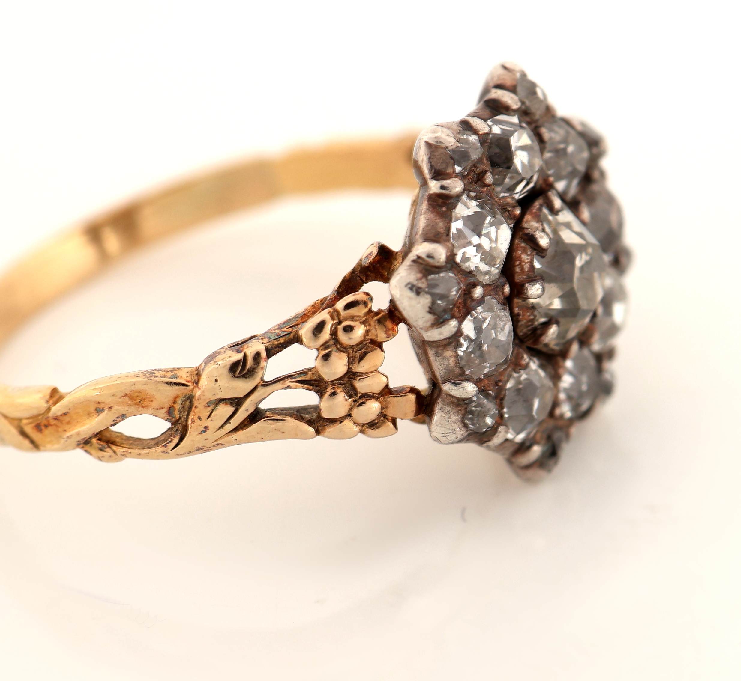 Detail b: 14 kt Gold Diamant-Ring, um 1790-1820, GG 585/000, und Silber, Blütenförmiger Ringkopf, 9 Altschliffdiamanten zus. ca. 1.50 ct Weiß- ...